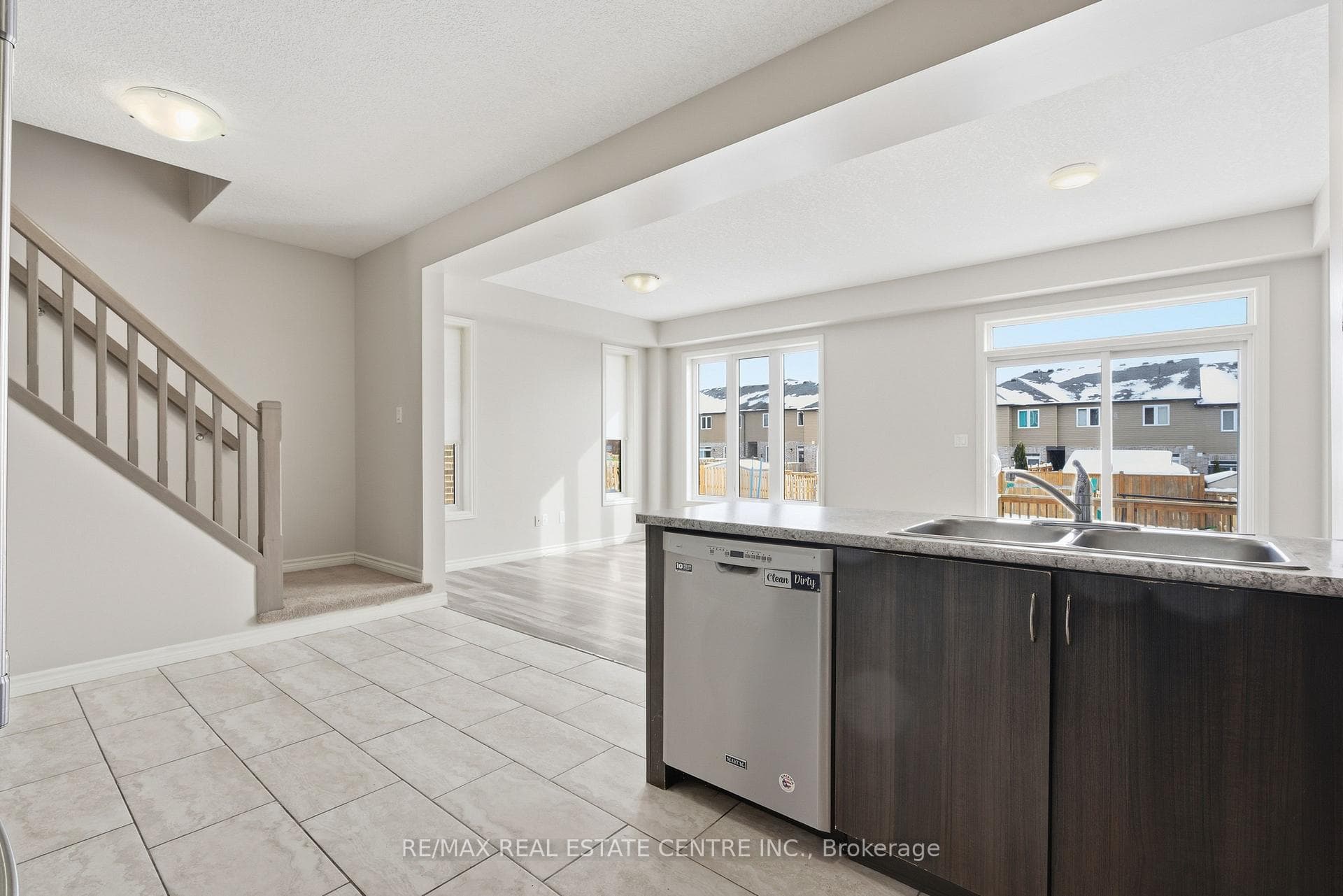 120 Links Crescent photo 8