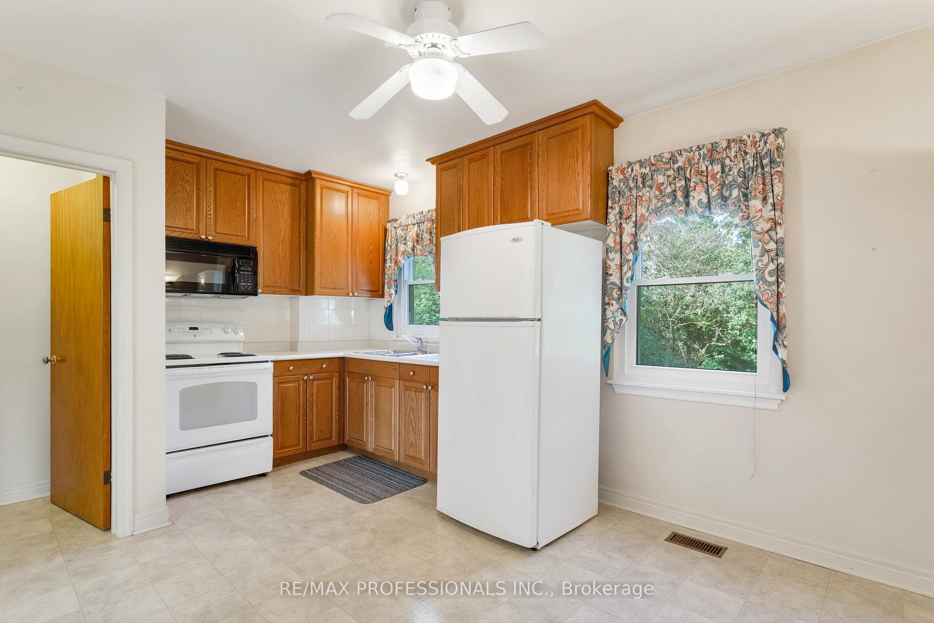 38 Van Stassen Boulevard photo 14