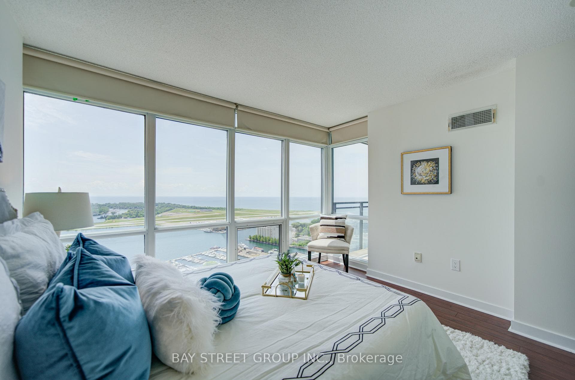 15 Fort York Boulevard Unit 4612 photo 31