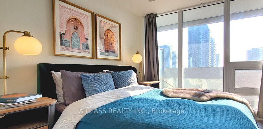2221 Yonge Street Unit 1603 photo 1