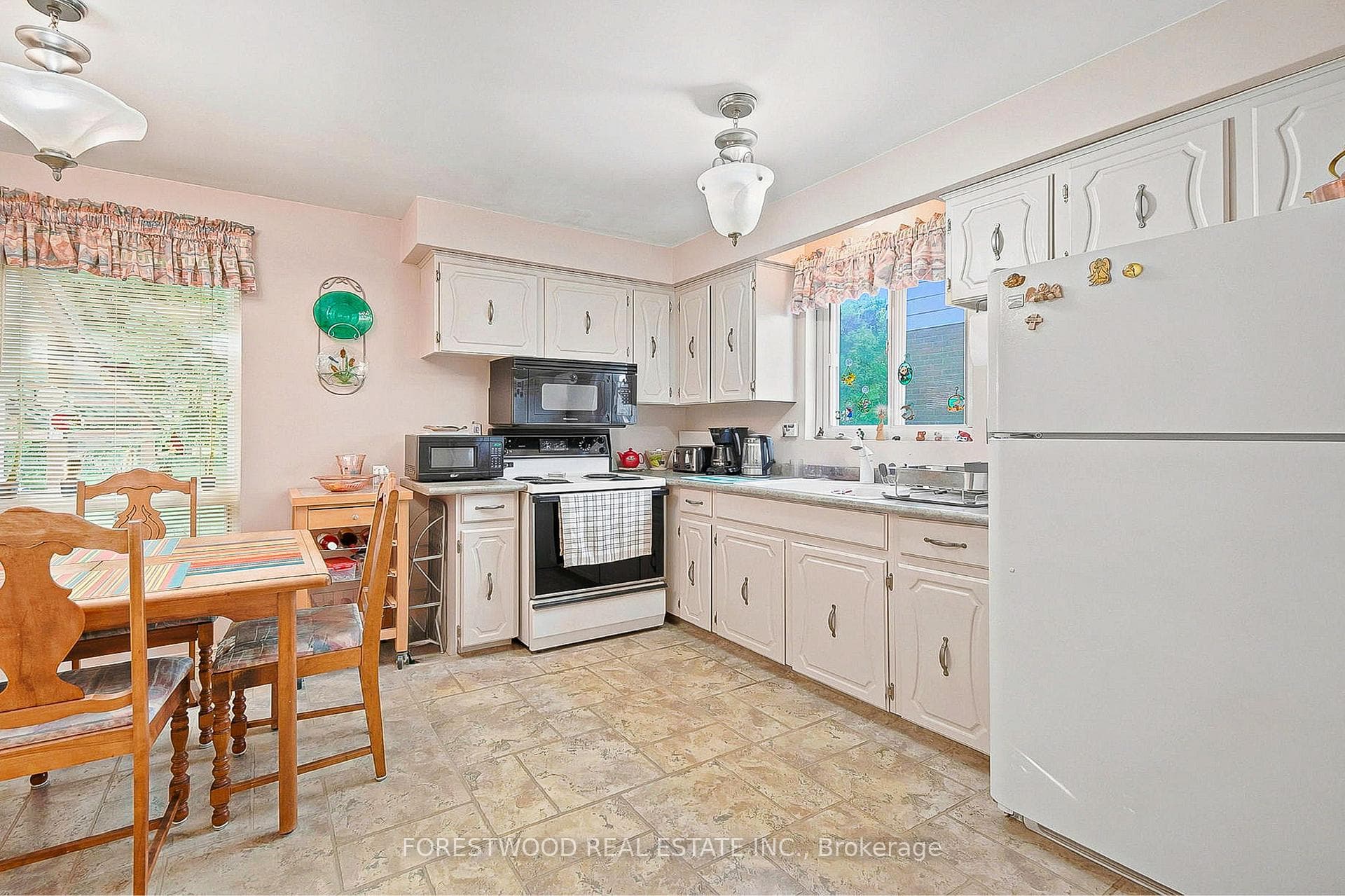523 Hyacinthe Boulevard photo 13