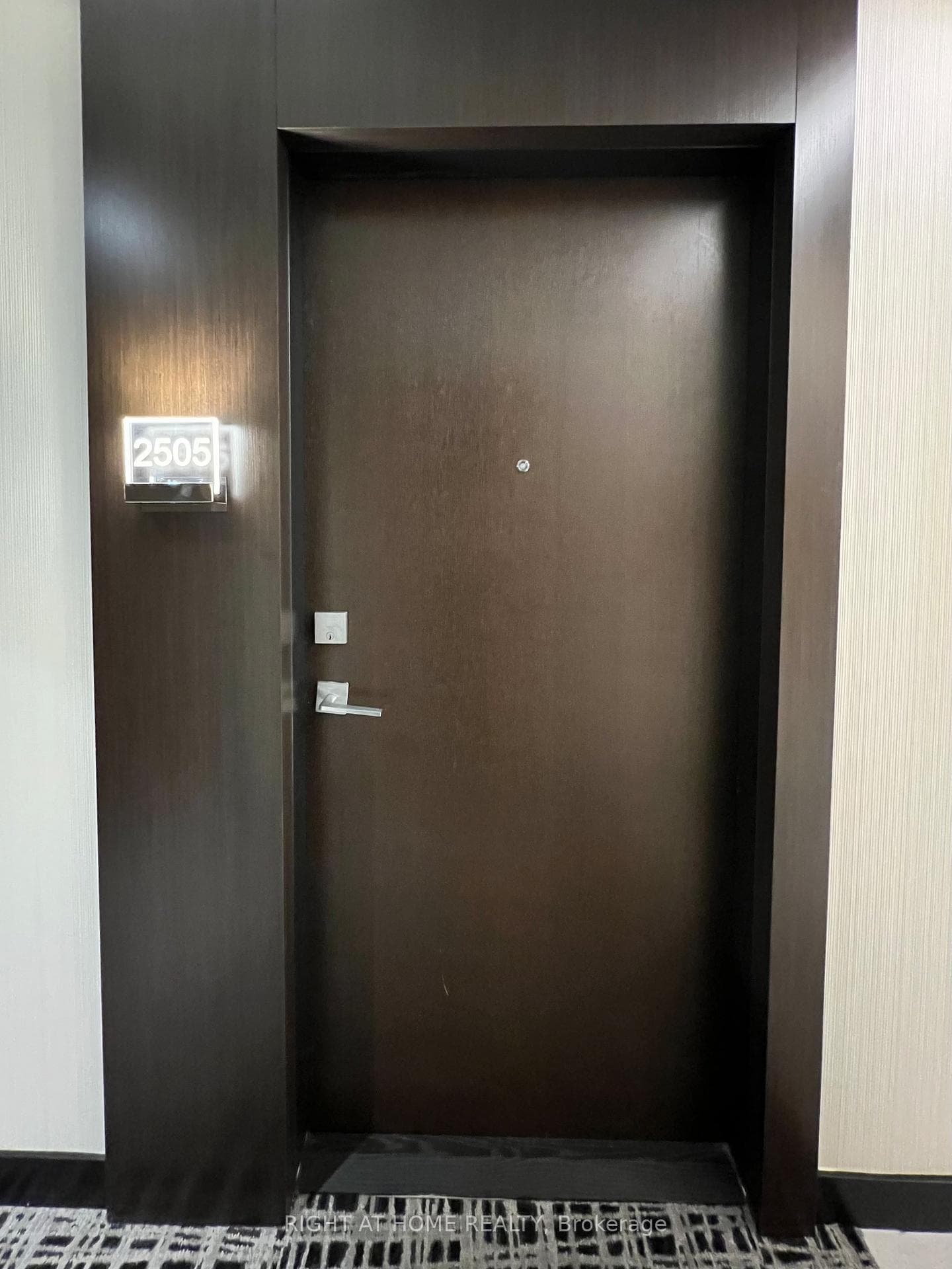 2221 Yonge Street Unit 2505 photo 2