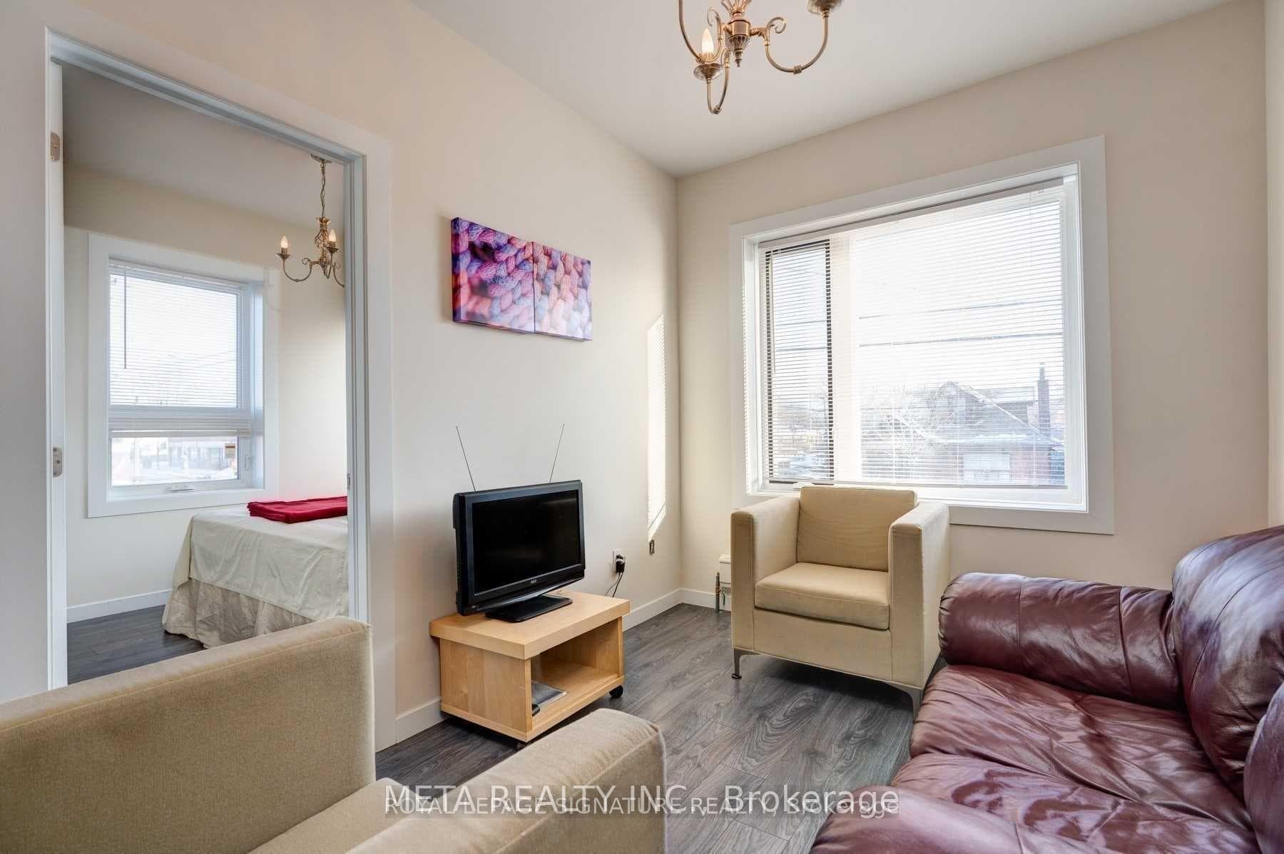 3224 Danforth Avenue Unit 2 photo 3