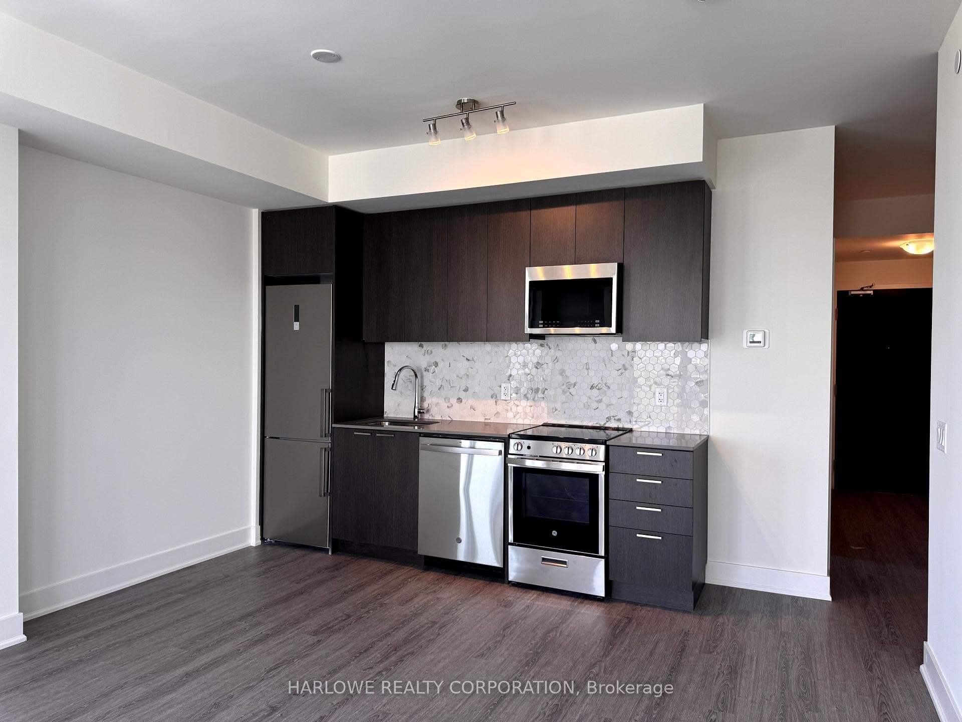 185 Deerfield Road Unit 1403 photo 2