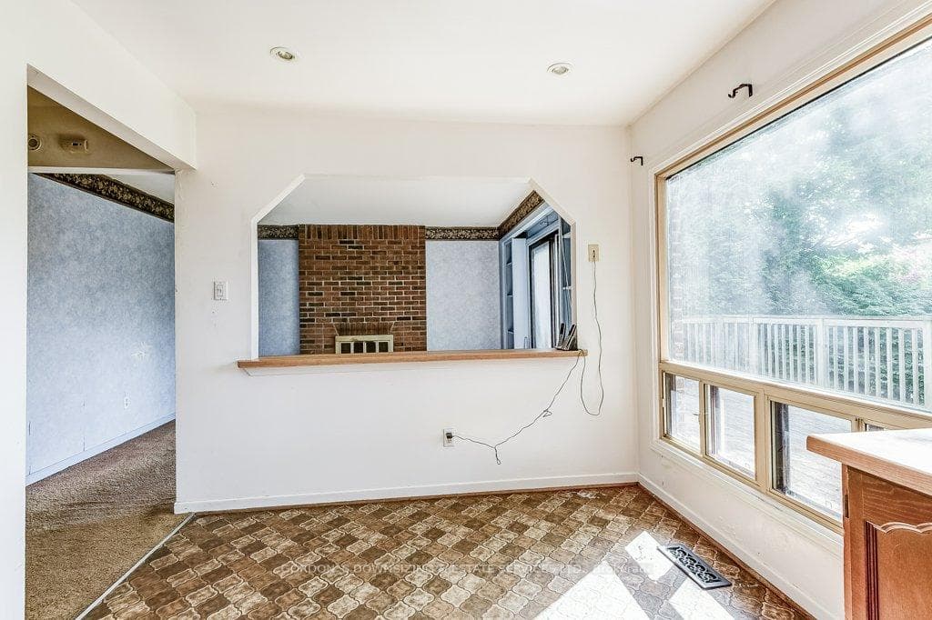 99 Panter Crescent photo 14