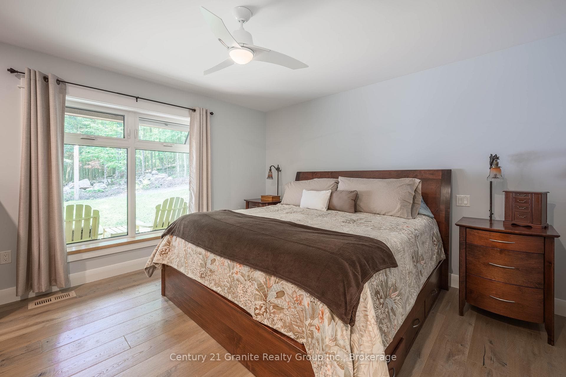 1283 Wonderland Road photo 25