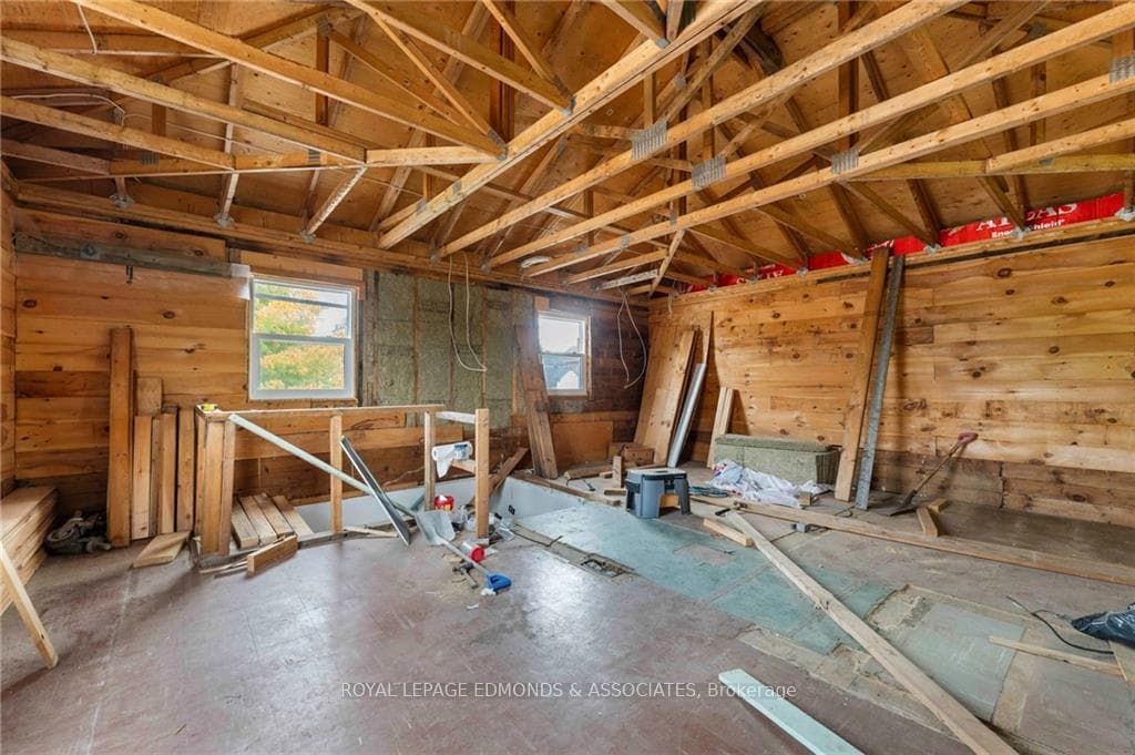 668 MARY Street photo 20