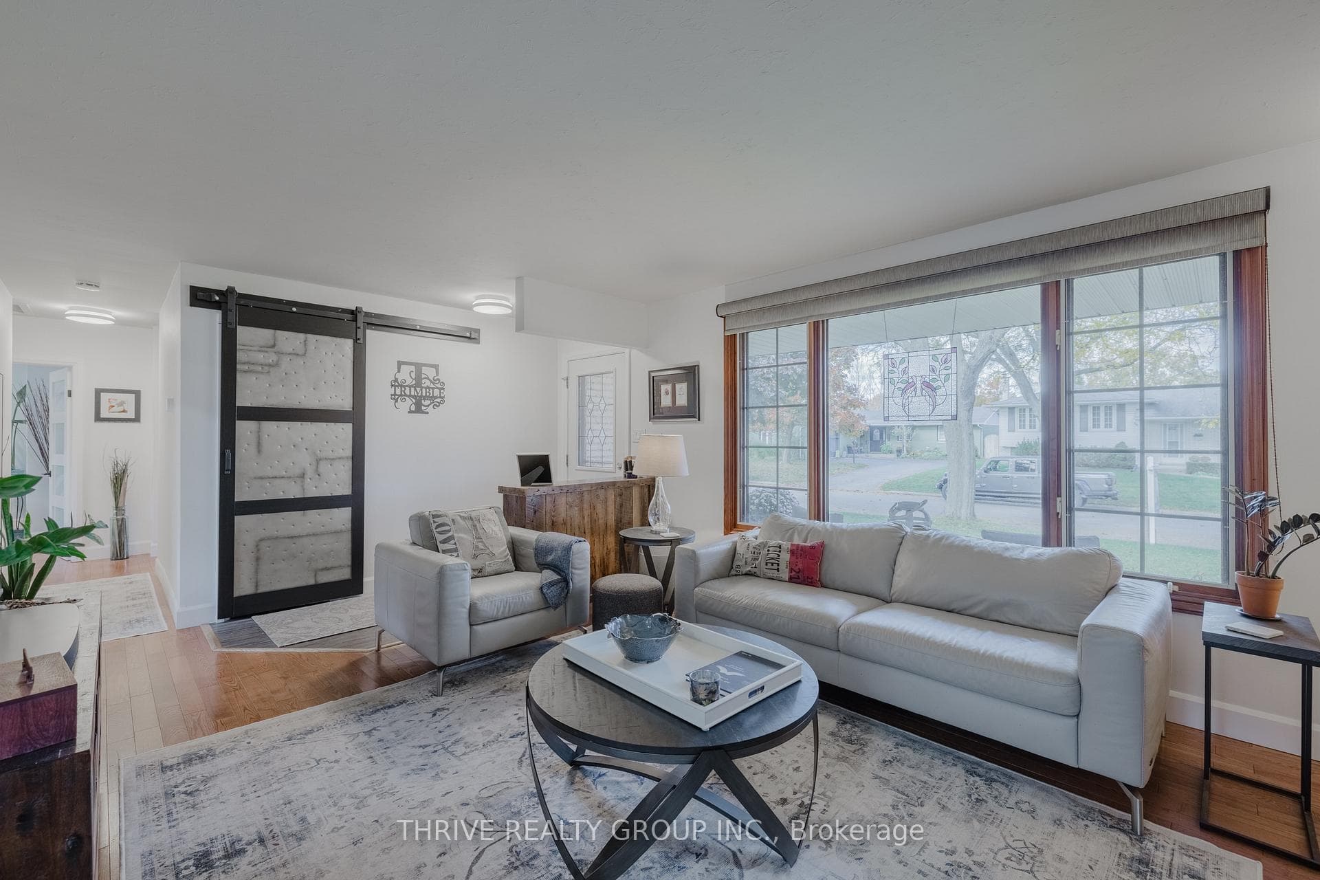 112 Downing Crescent photo 7