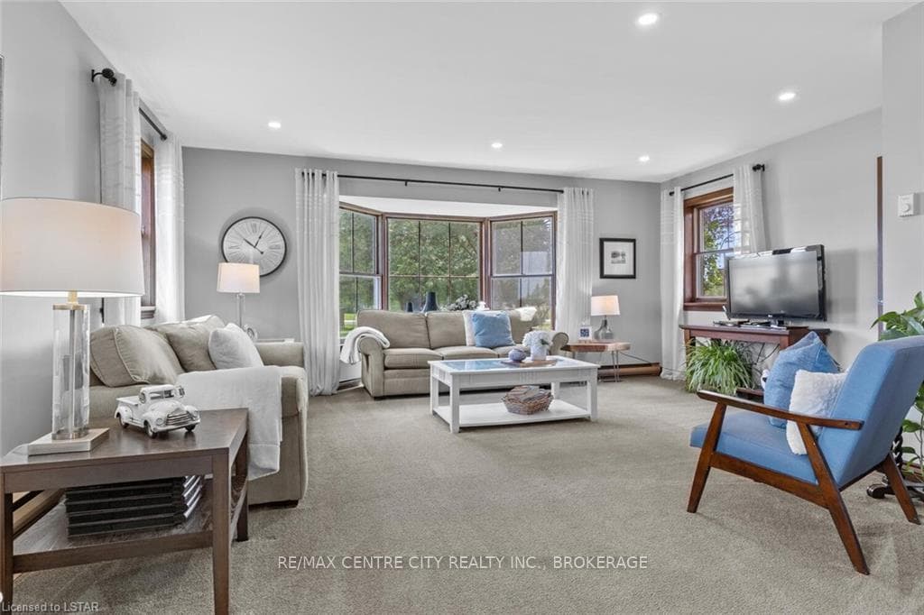 2274 SUNNINGDALE Road photo 14