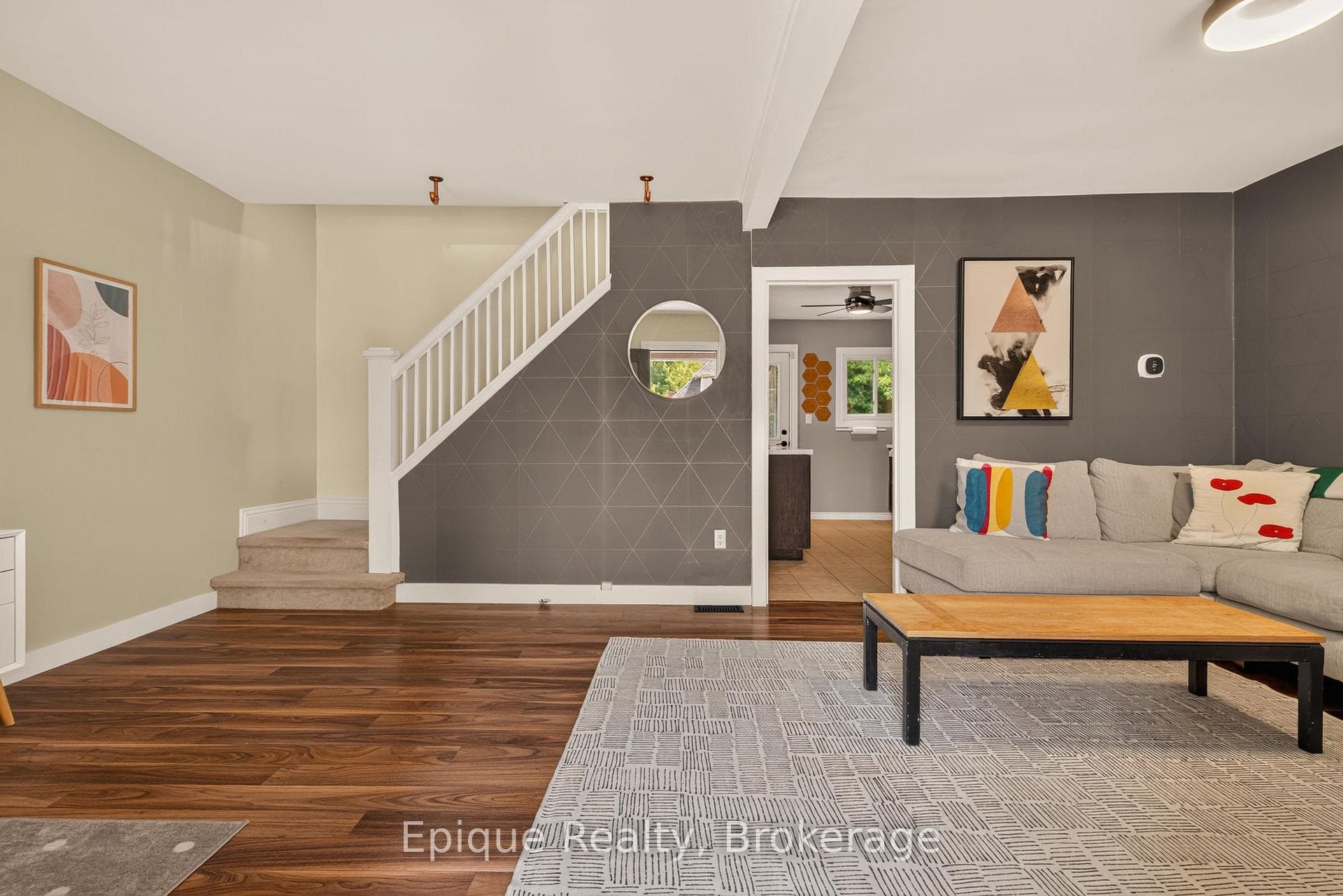 93 Graham Avenue photo 5