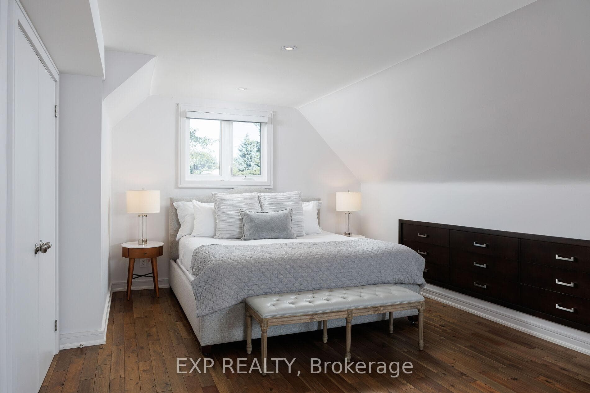 870 Royal York Road photo 31