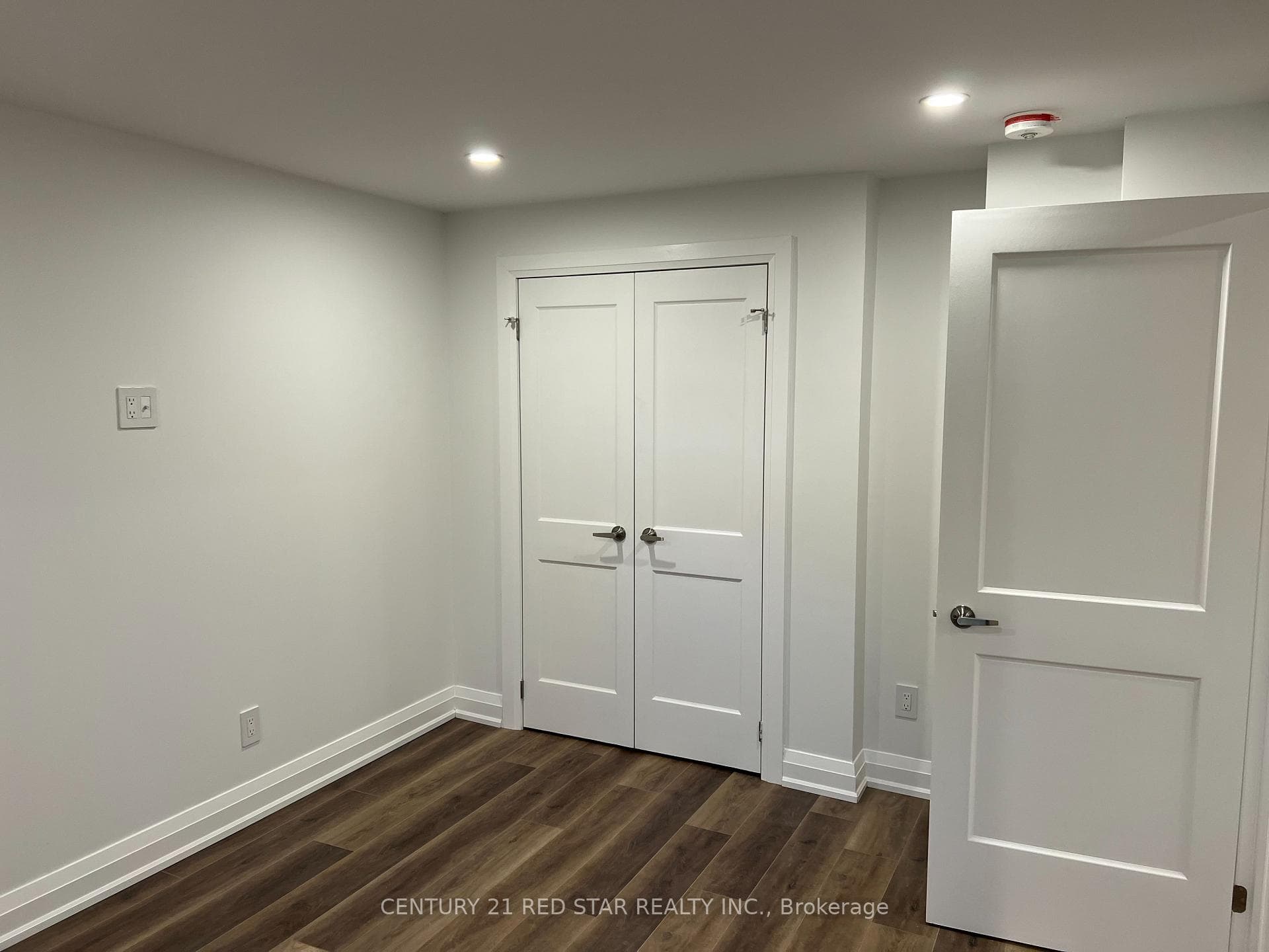 1025 Holdsworth Crescent Unit Basement photo 18