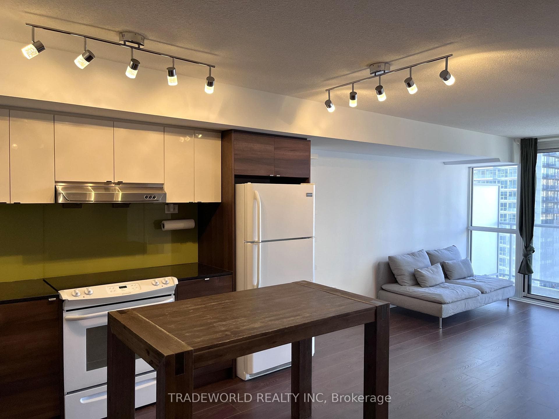 121 McMahon Drive Unit 1810 photo 3