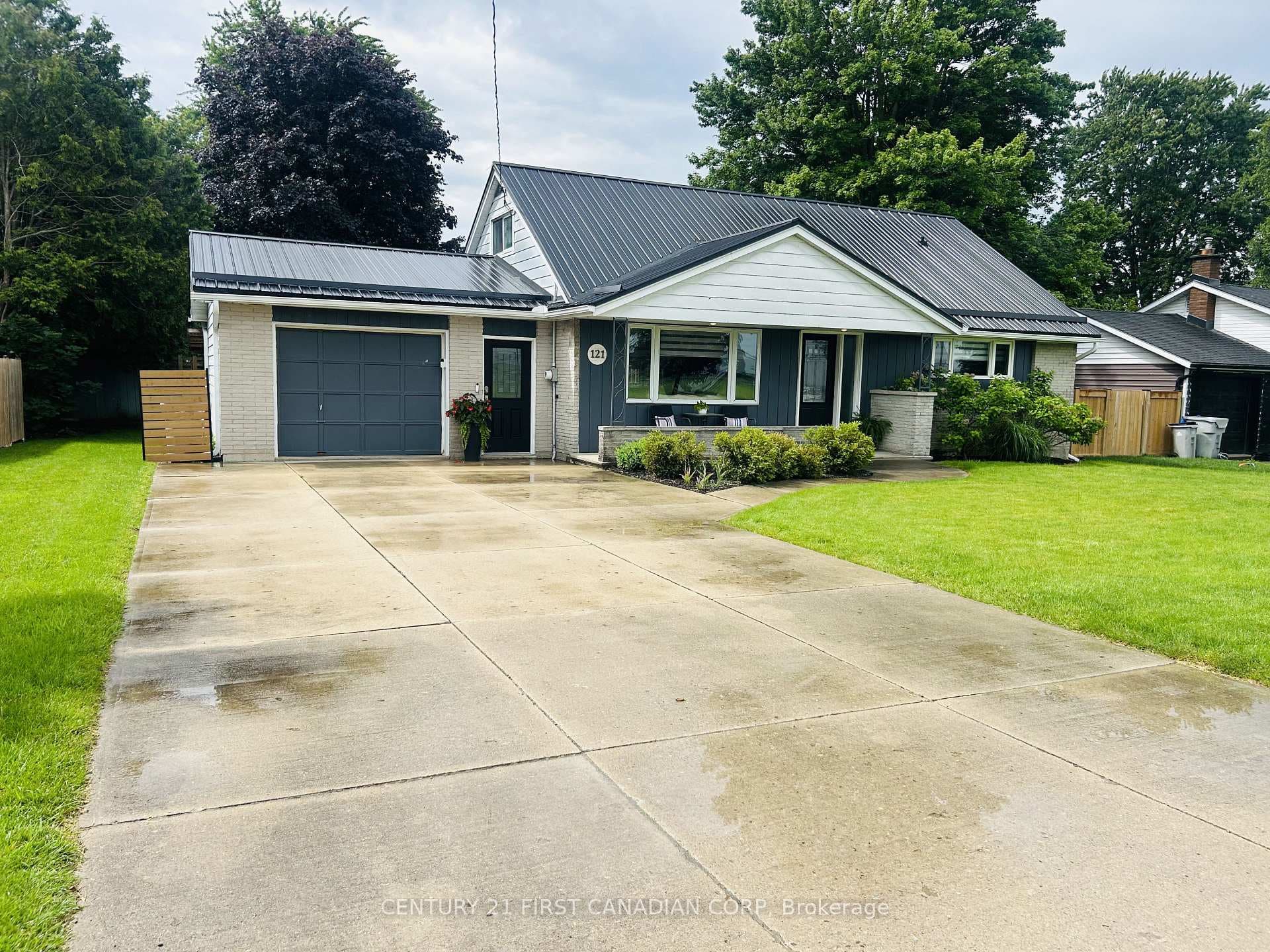 121 WELLINGTON Street photo 4