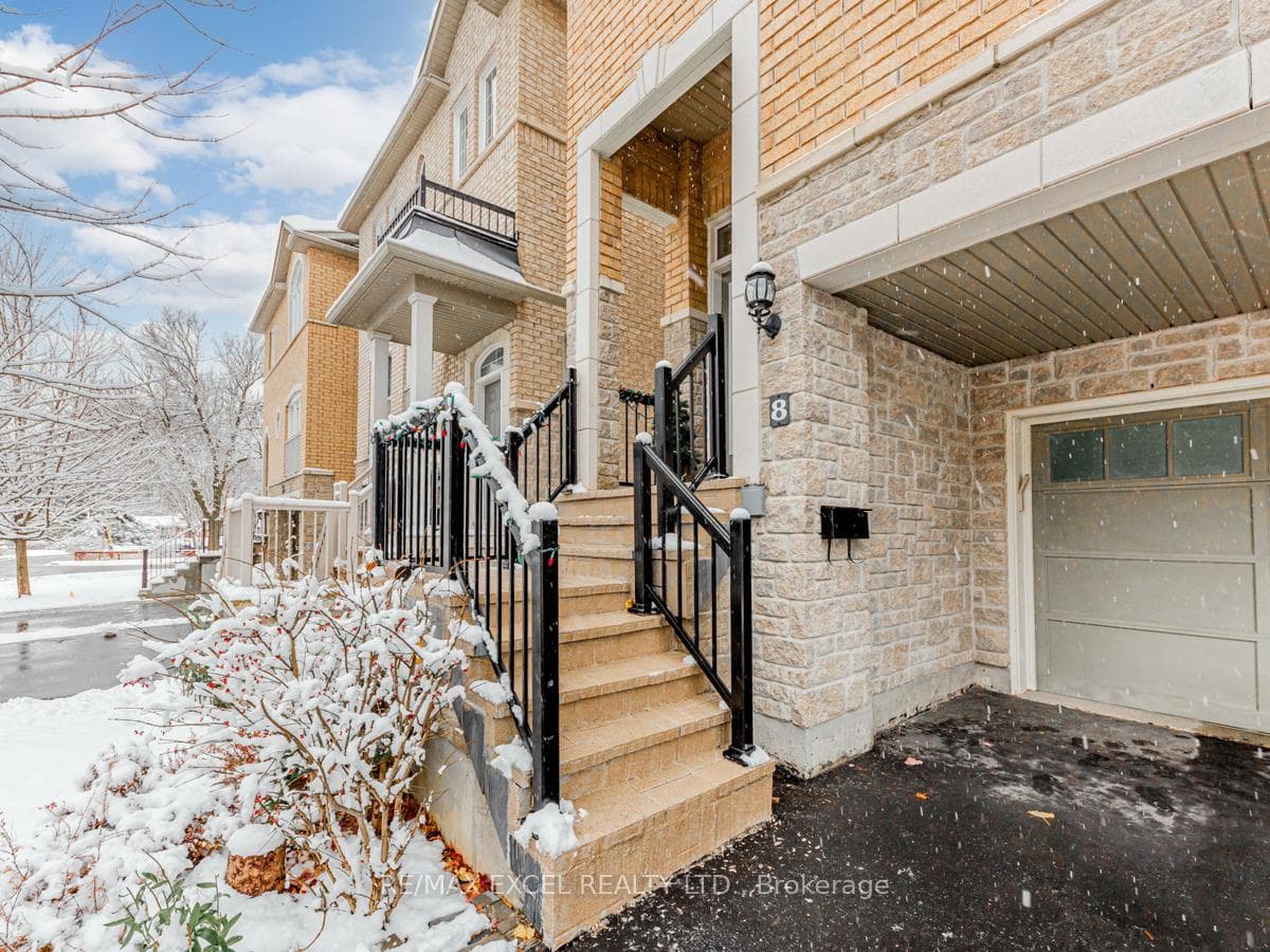 8 Mastwood Crescent photo 2