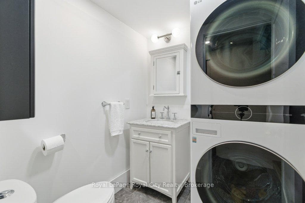 554 Woolwich Street photo 26
