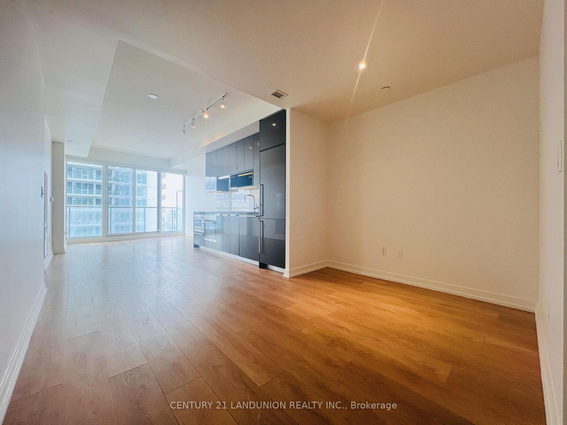 115 McMahon Drive Unit 3101 photo 3