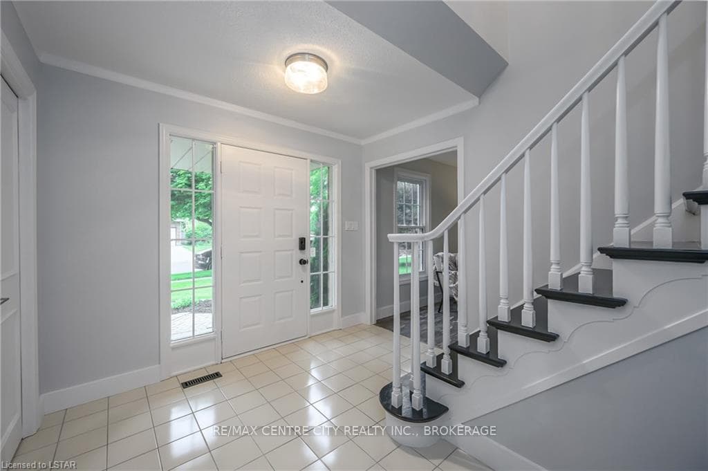 10 MOUNTAINVIEW Crescent photo 8