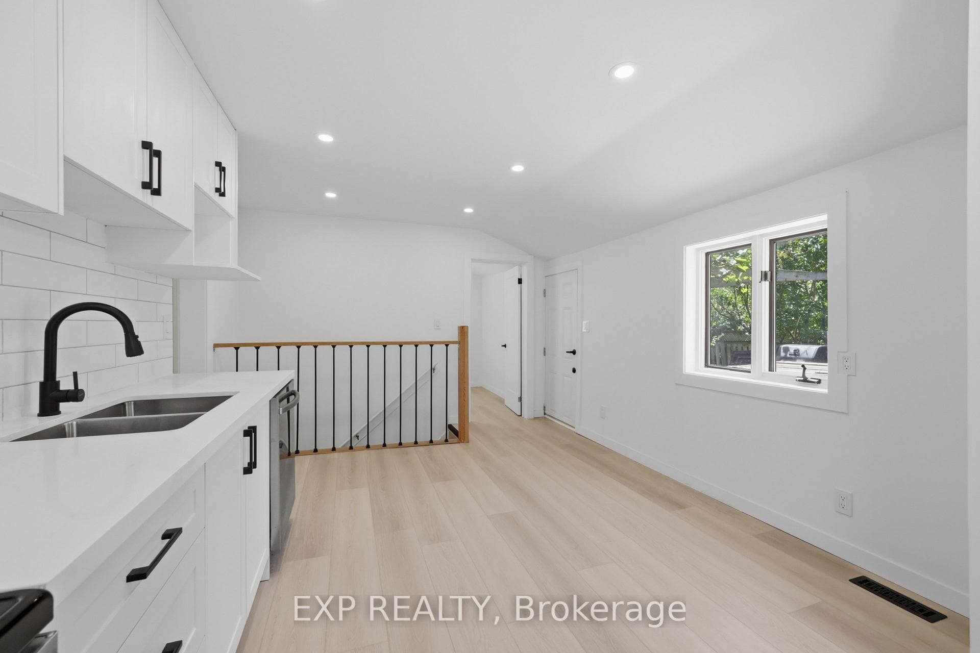 571 Elizabeth Street photo 11