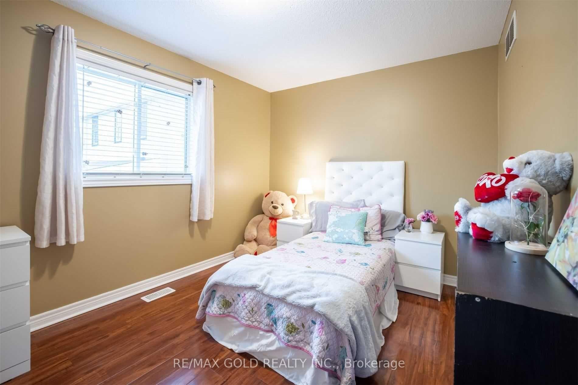 11 Rose Avenue photo 17
