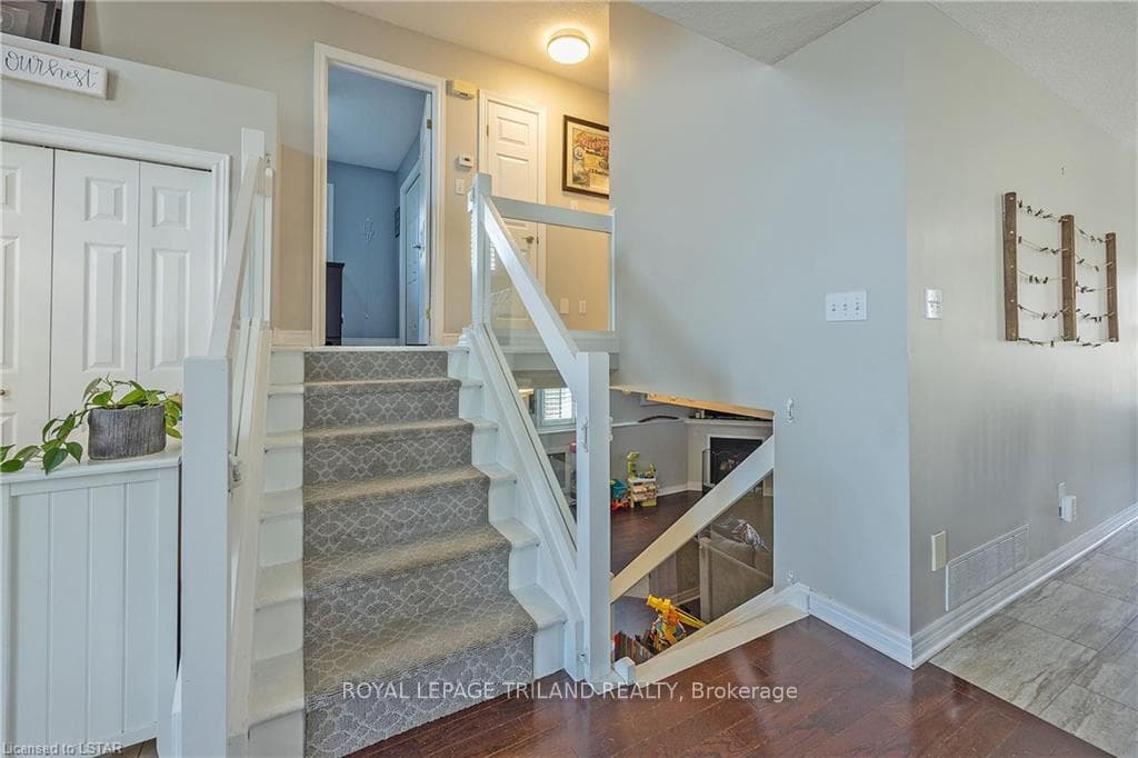22 EDGEWELL Crescent photo 15