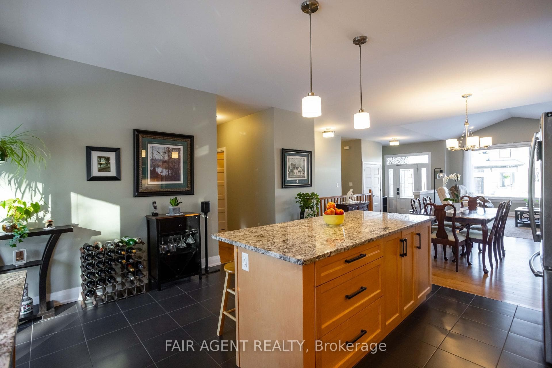 370 Dore Street photo 8
