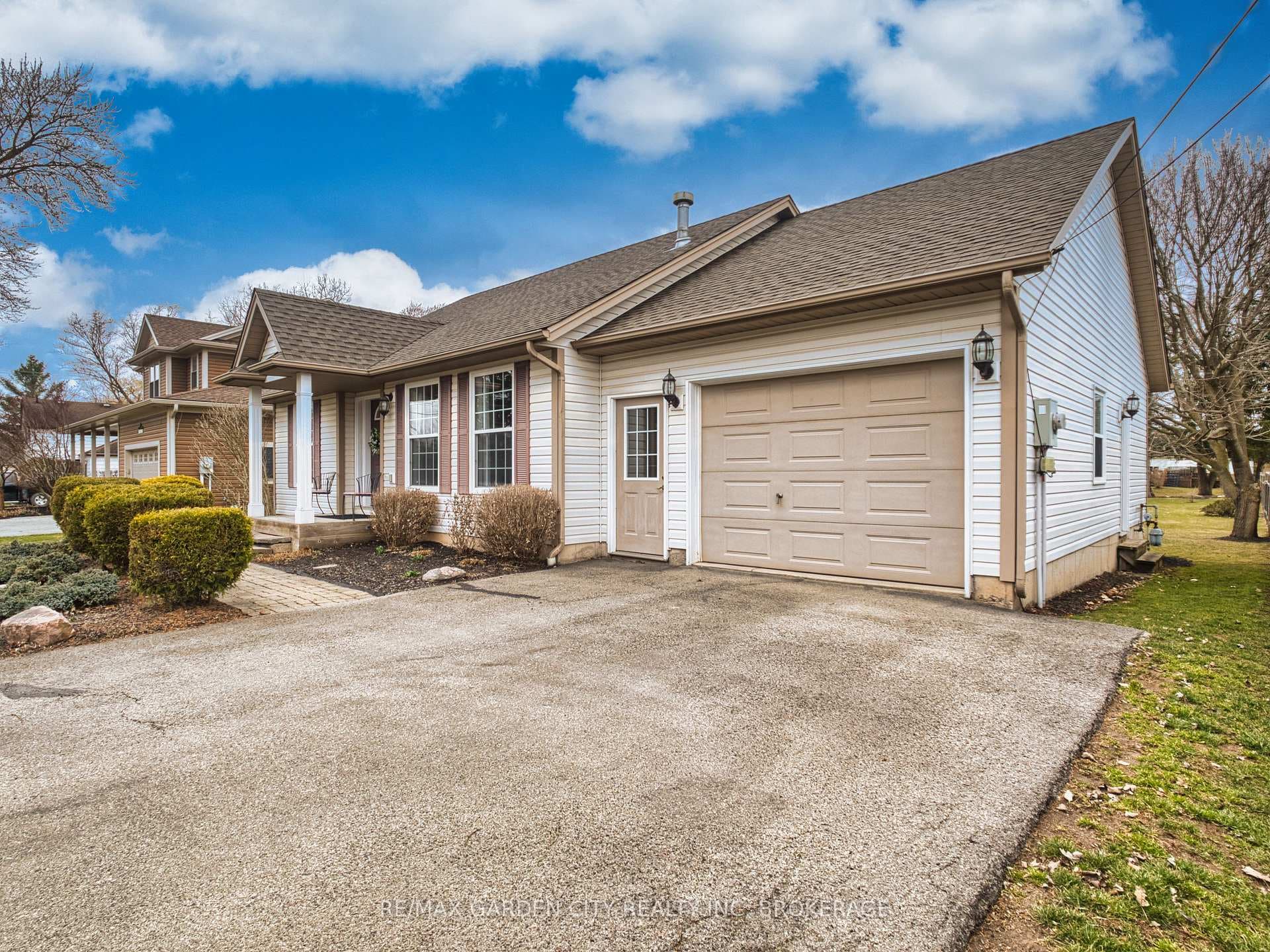 785 Foss Road photo 4