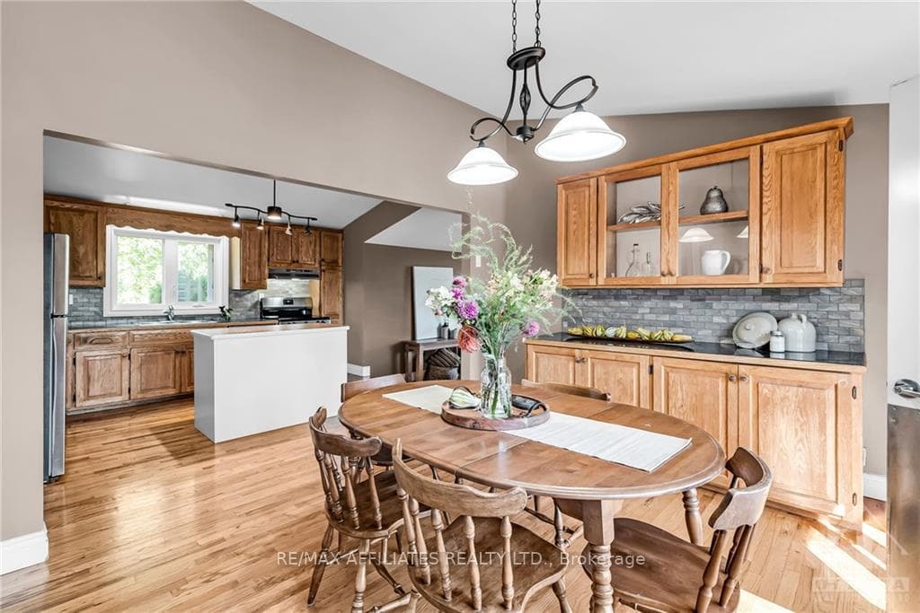 281 SOUTH GOWER Drive photo 7