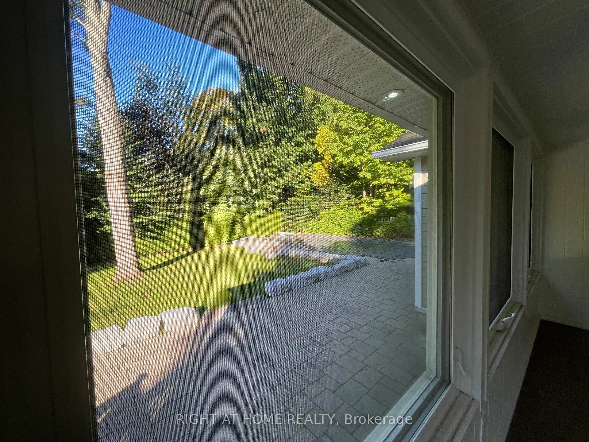 1037 Lakeshore Road photo 3
