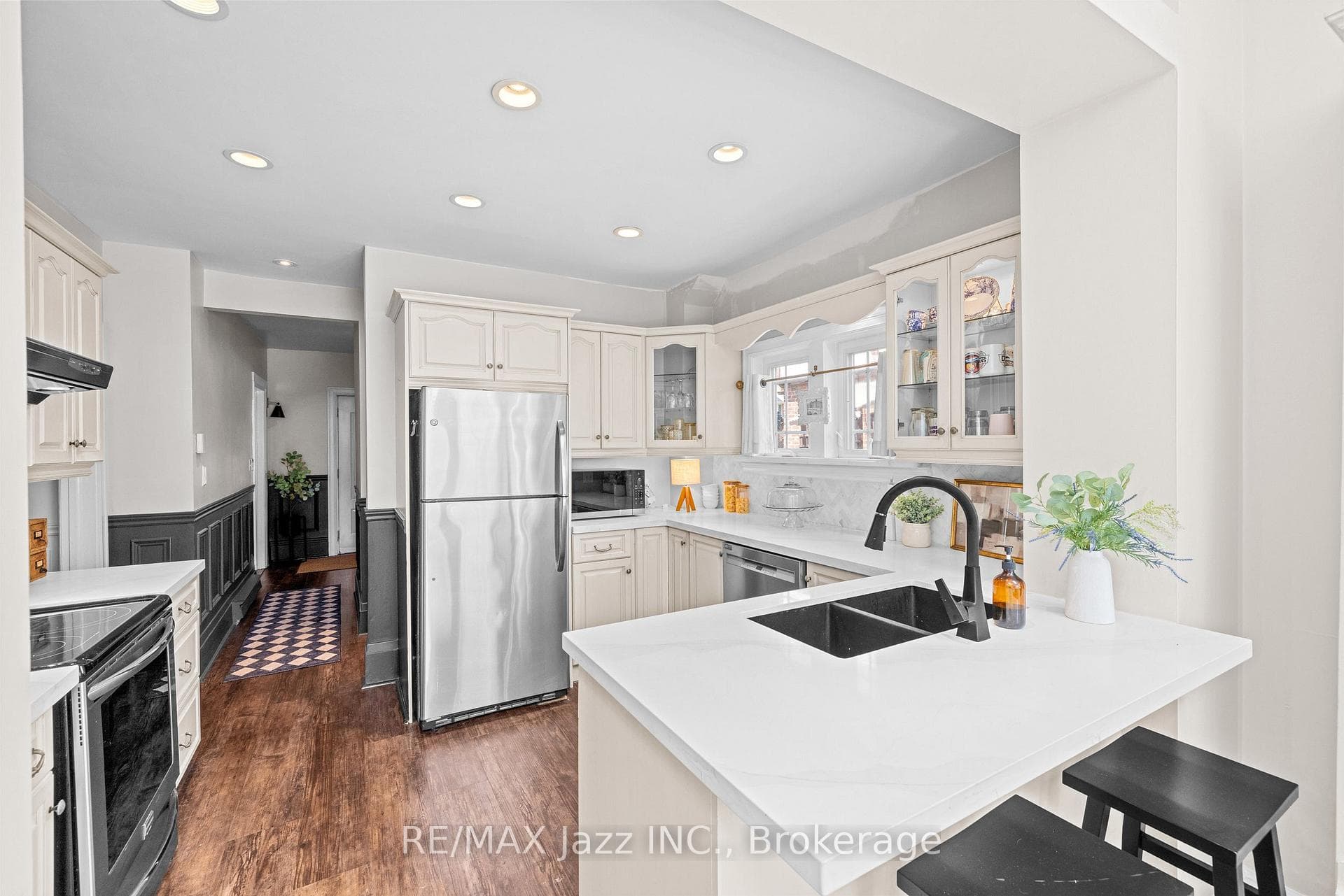 477 Masson Street photo 22