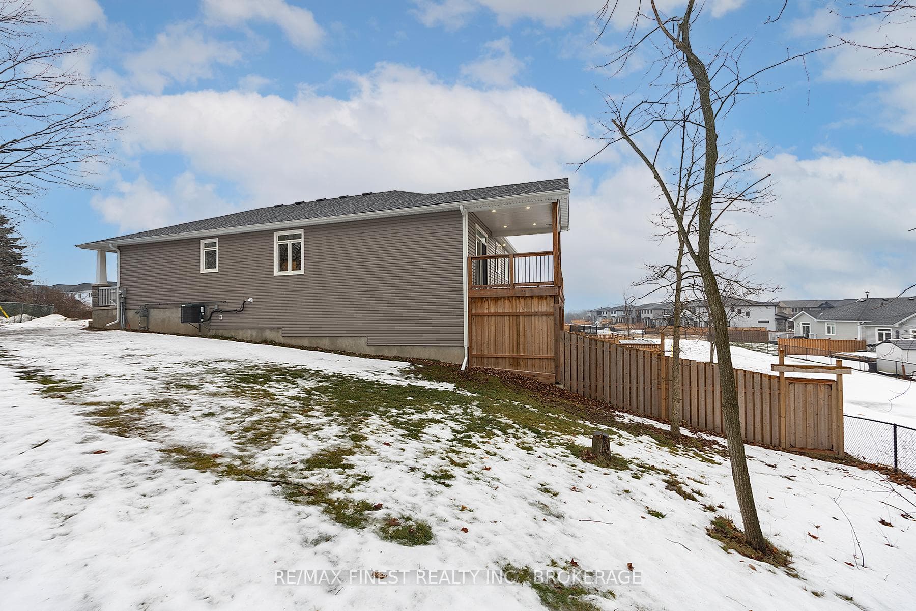 1383 Woodfield Crescent photo 32