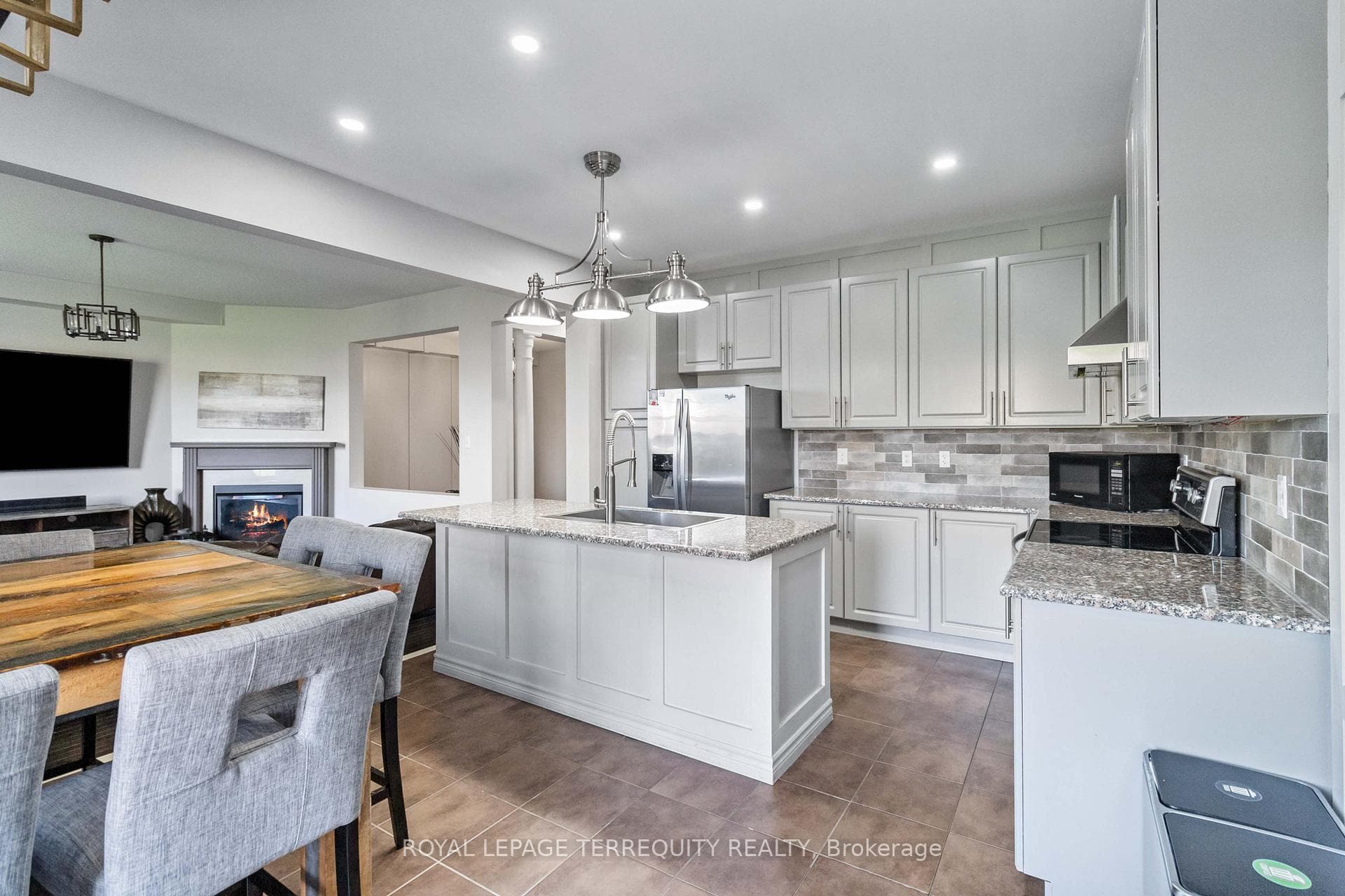 861 Stoutt Crescent photo 12