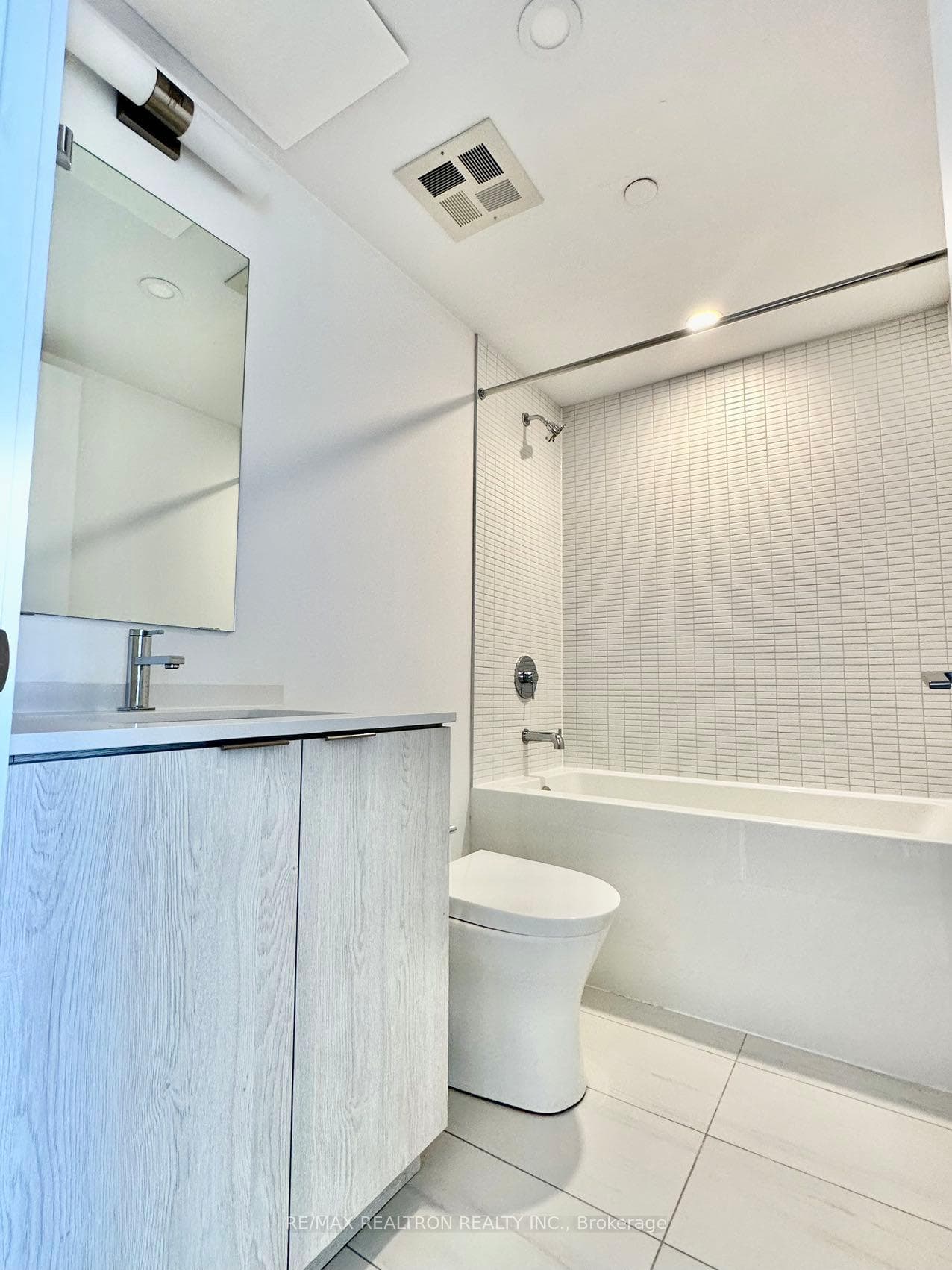 1 JARVIS Street Unit 625 photo 4