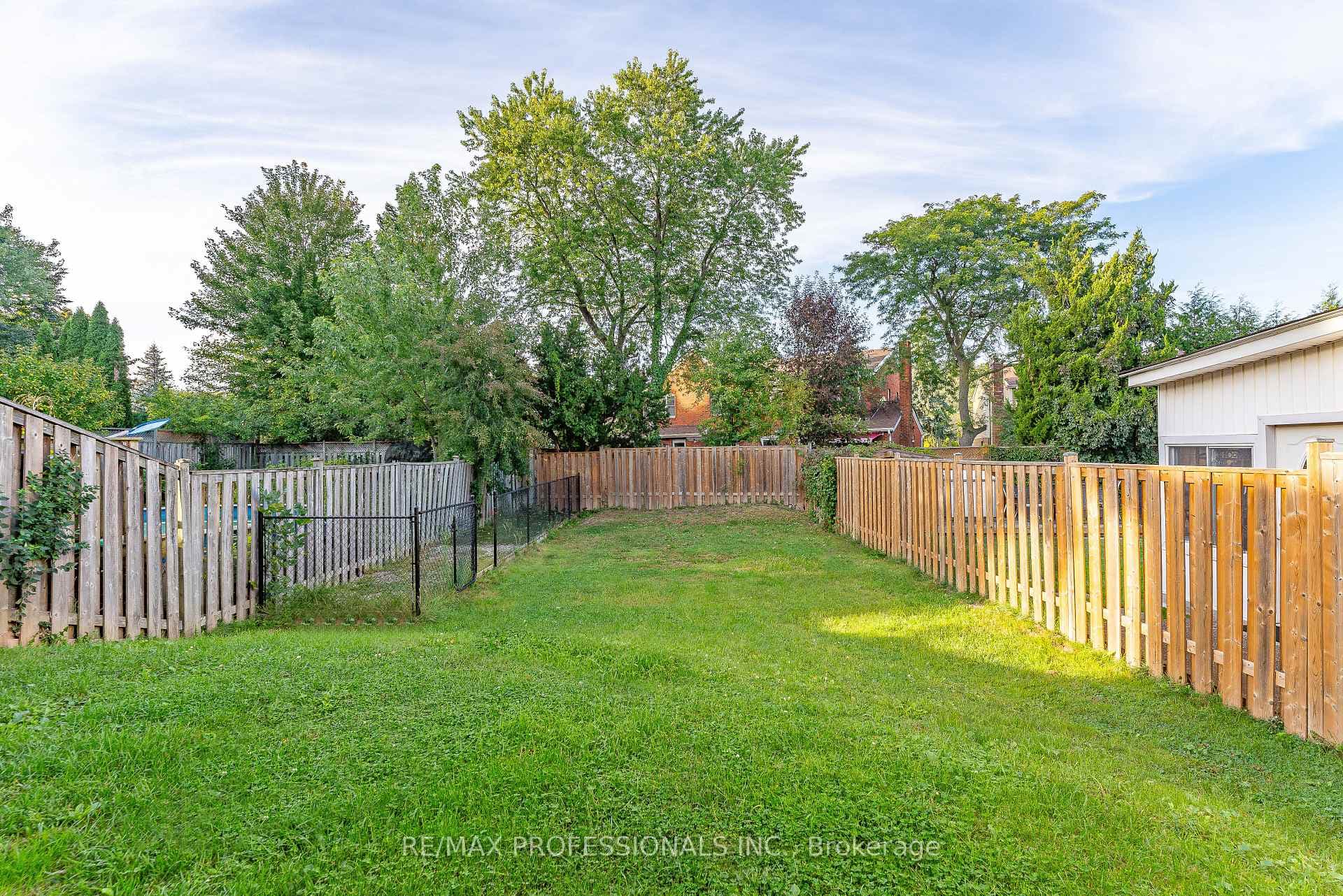 4195 Taffey Crescent photo 37