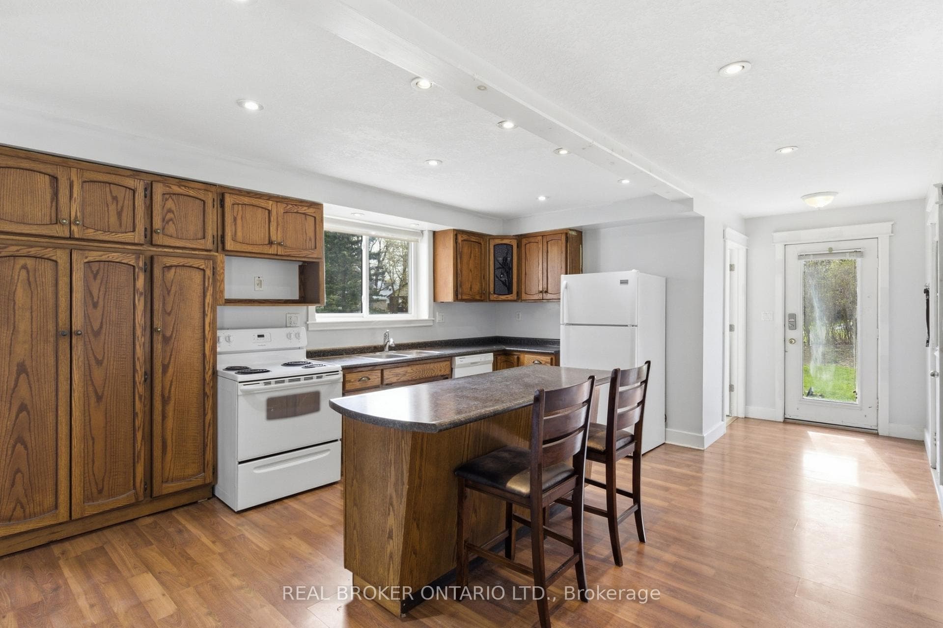 368 Wellington Avenue photo 16