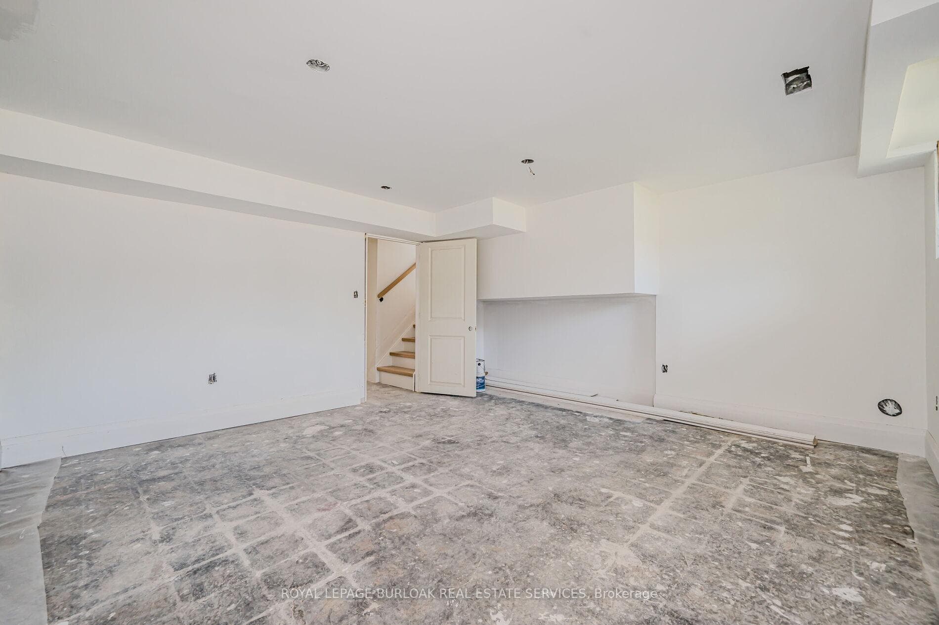 640 Dynes Road photo 29
