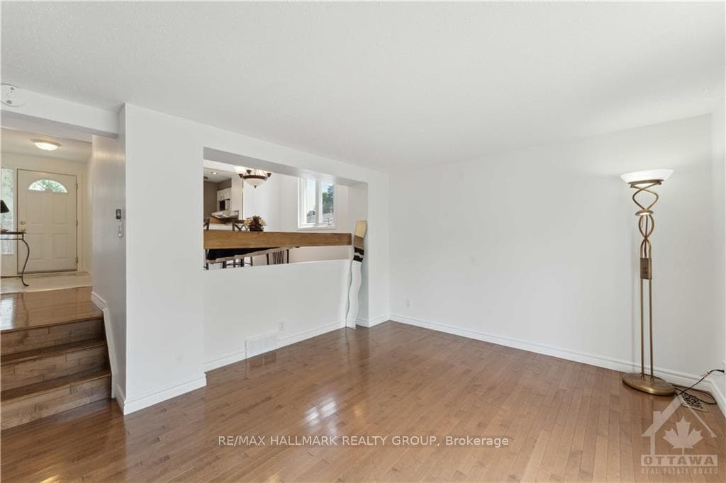 1742 LAMOUREUX Drive Unit A photo 6