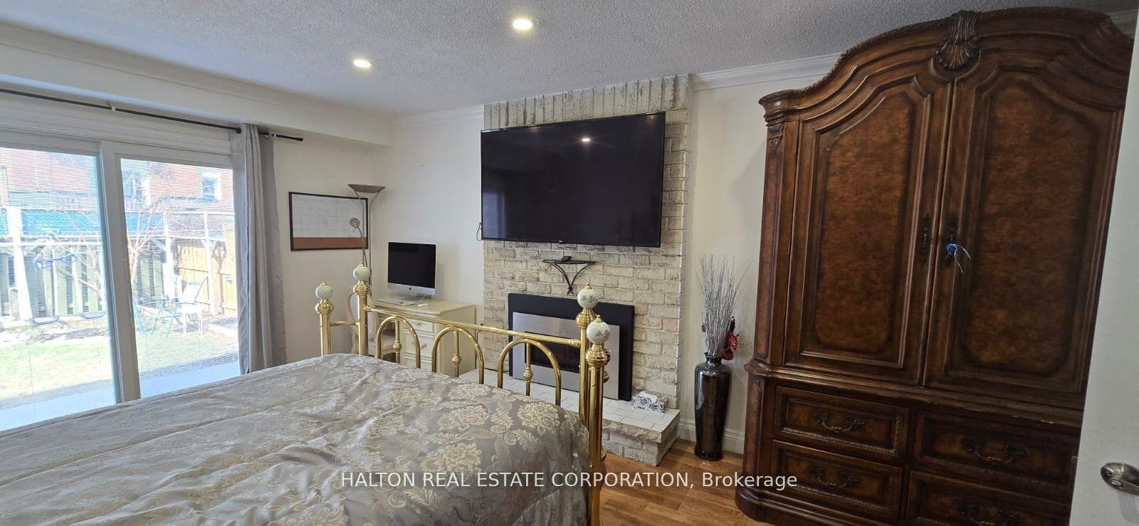 2452 CAVENDISH Drive Unit A photo 18