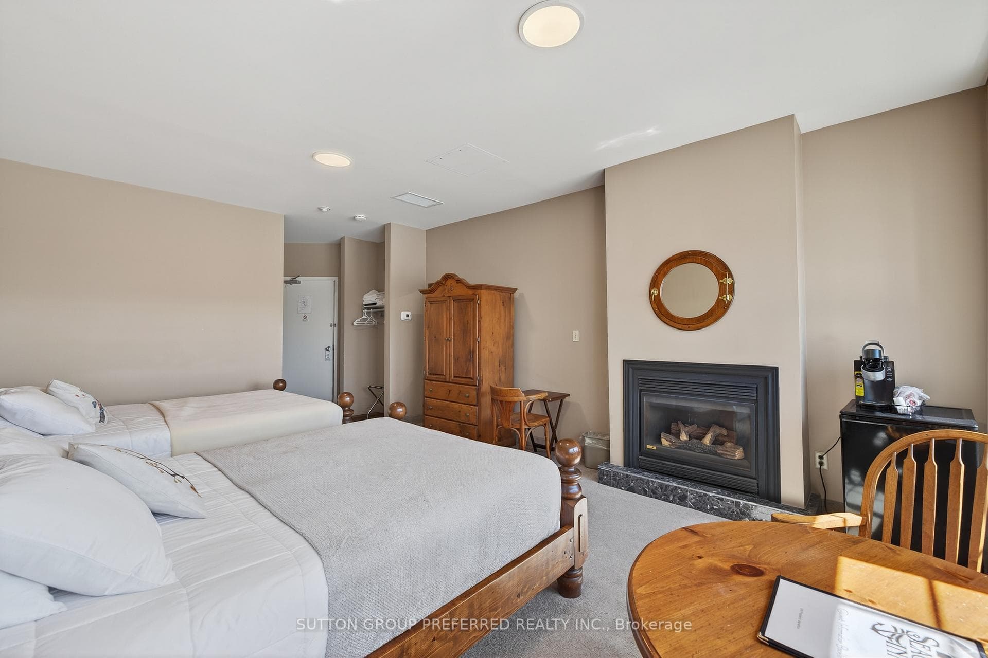 388 Erie Street photo 21
