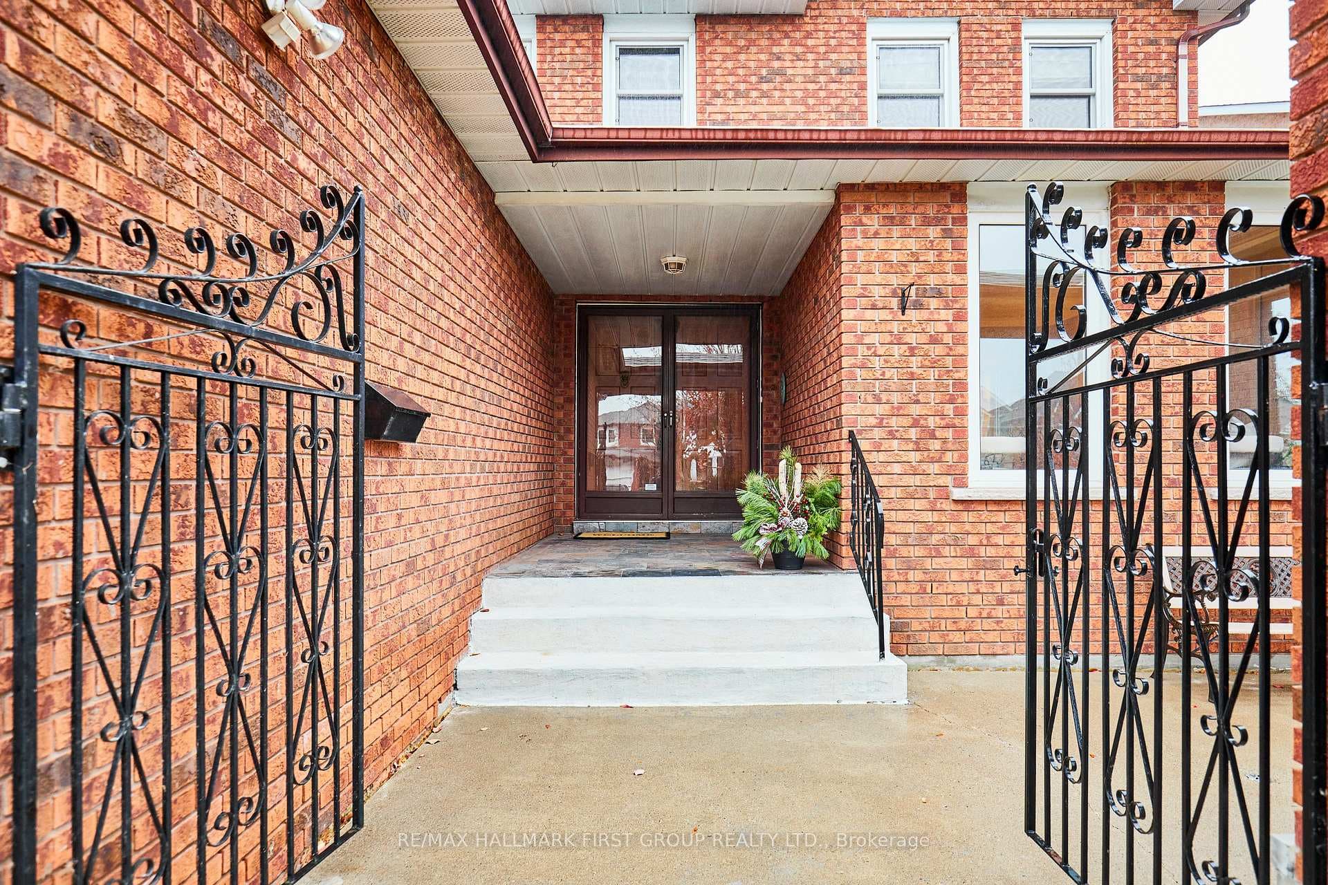 542 McLeod Crescent photo 2