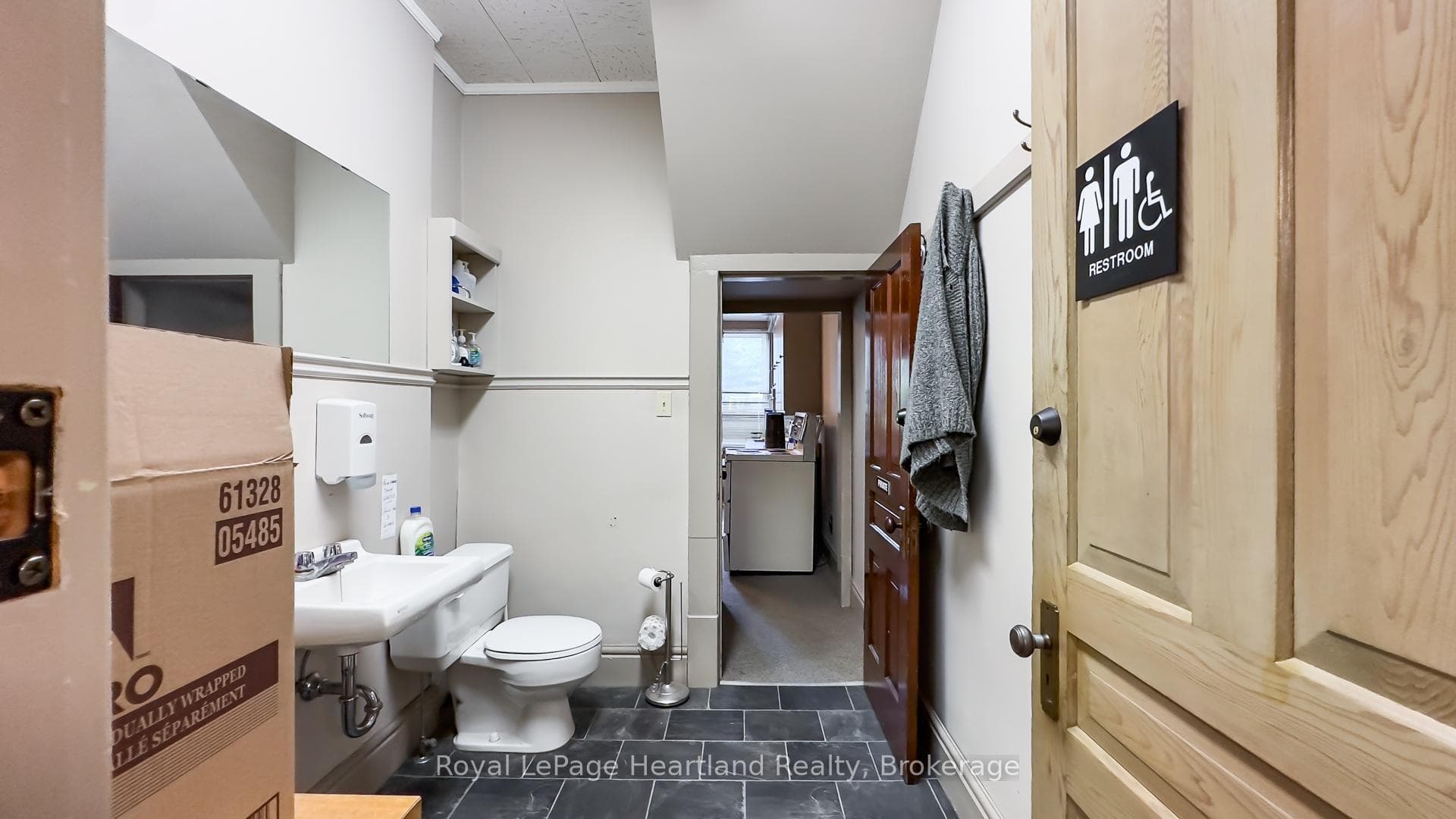 401 QUEEN Street photo 18