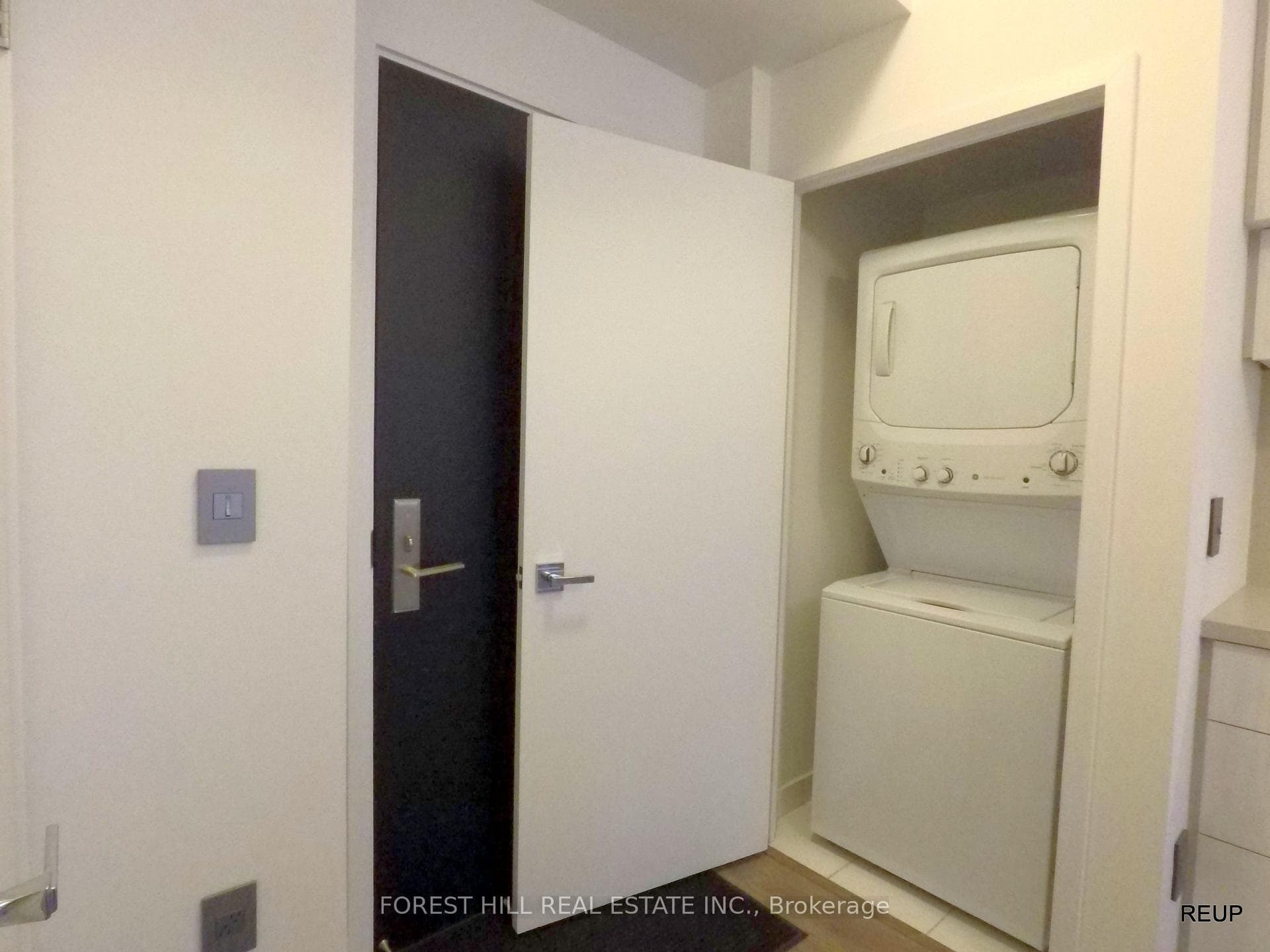 8 Eglinton Avenue Unit 2402 photo 17
