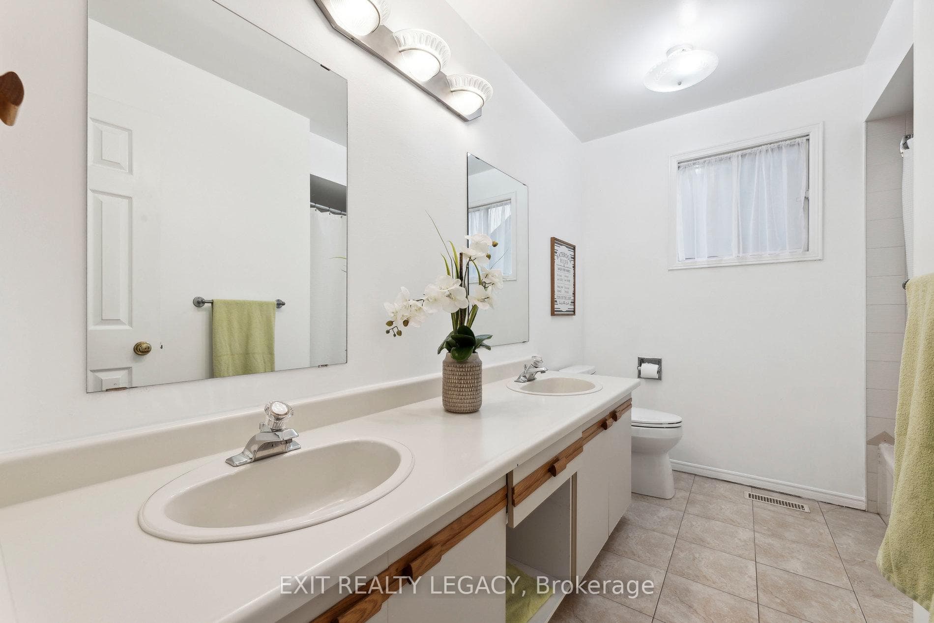 1586 Heathside Crescent photo 25