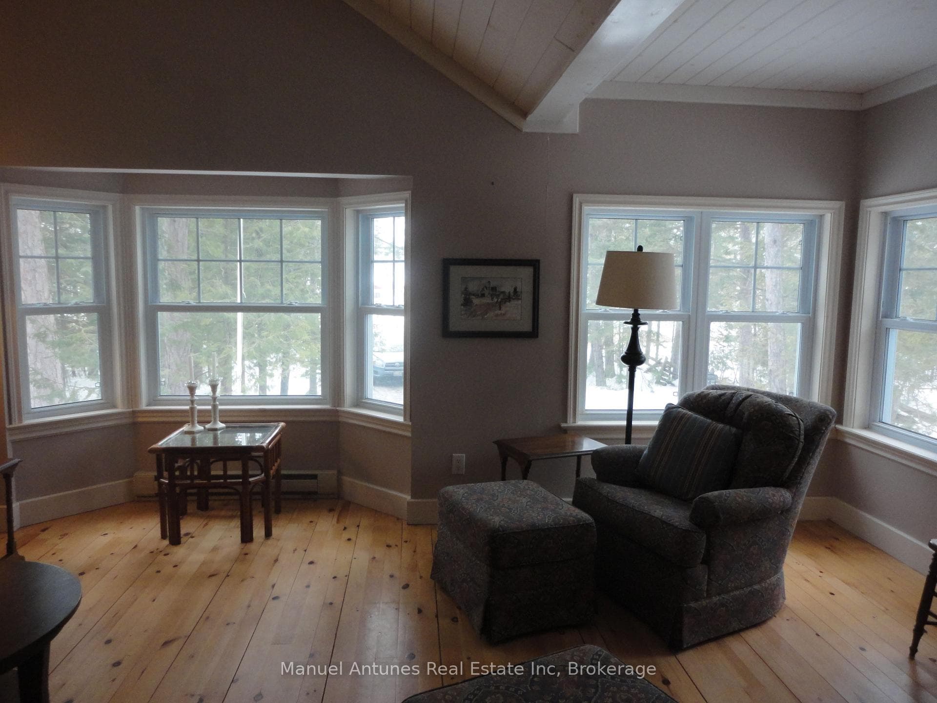 Living room, Windows across front