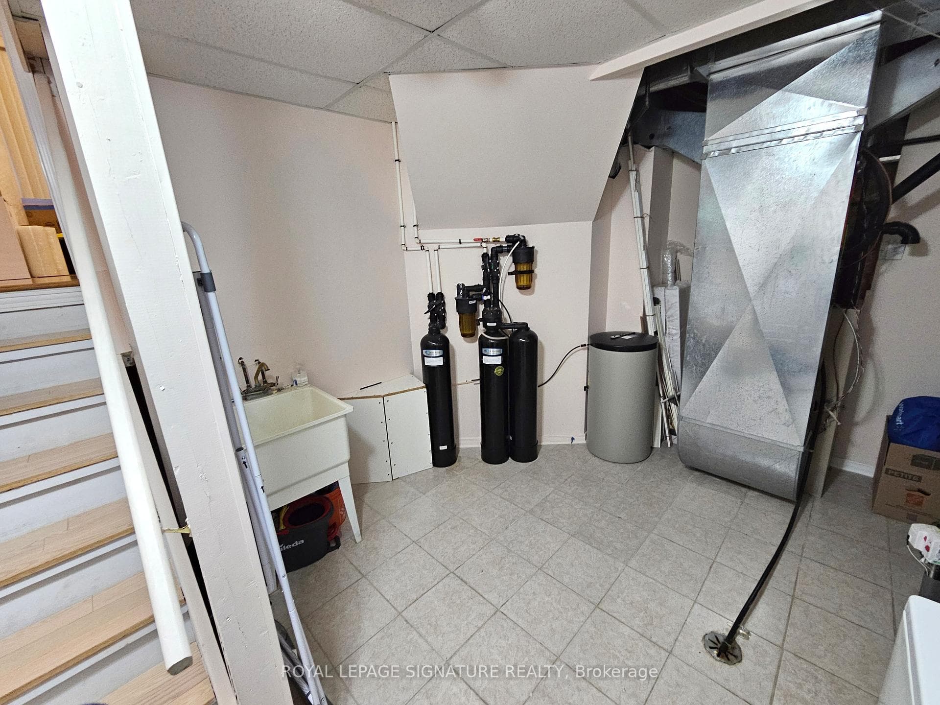 1565 Woodhenge Way photo 27