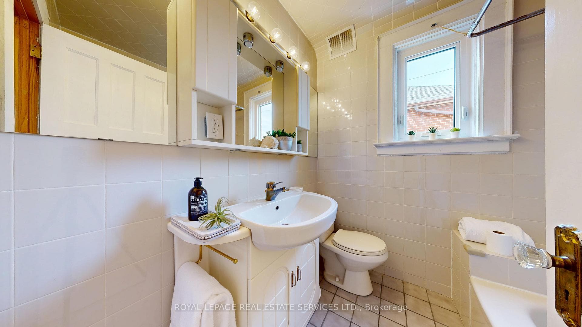 216 Humberside Avenue photo 26