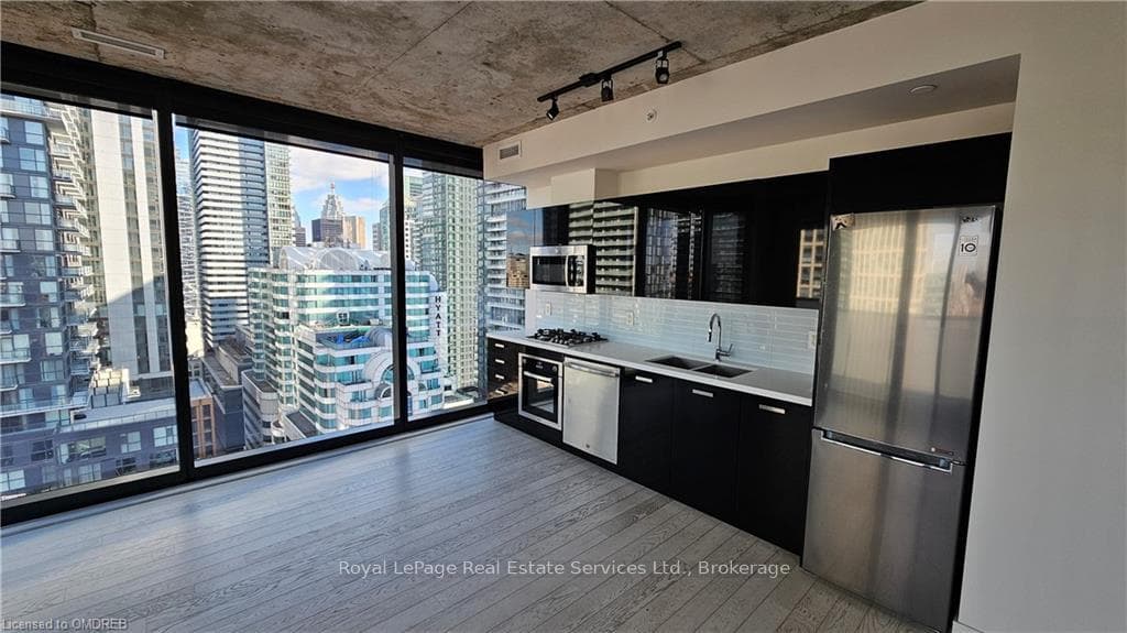 11 CHARLOTTE Street Unit 2106 photo 4