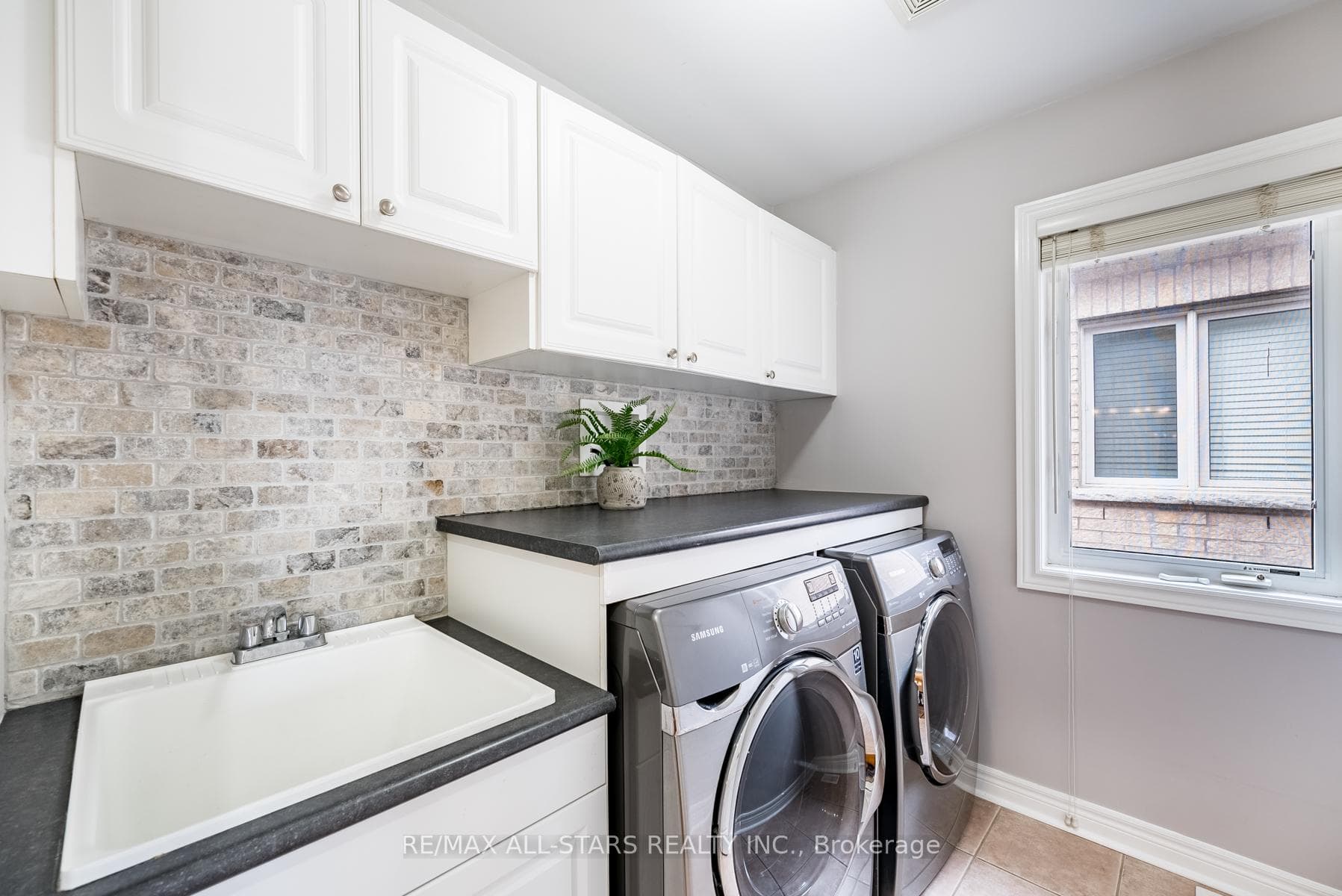 21 Brown Lane photo 9