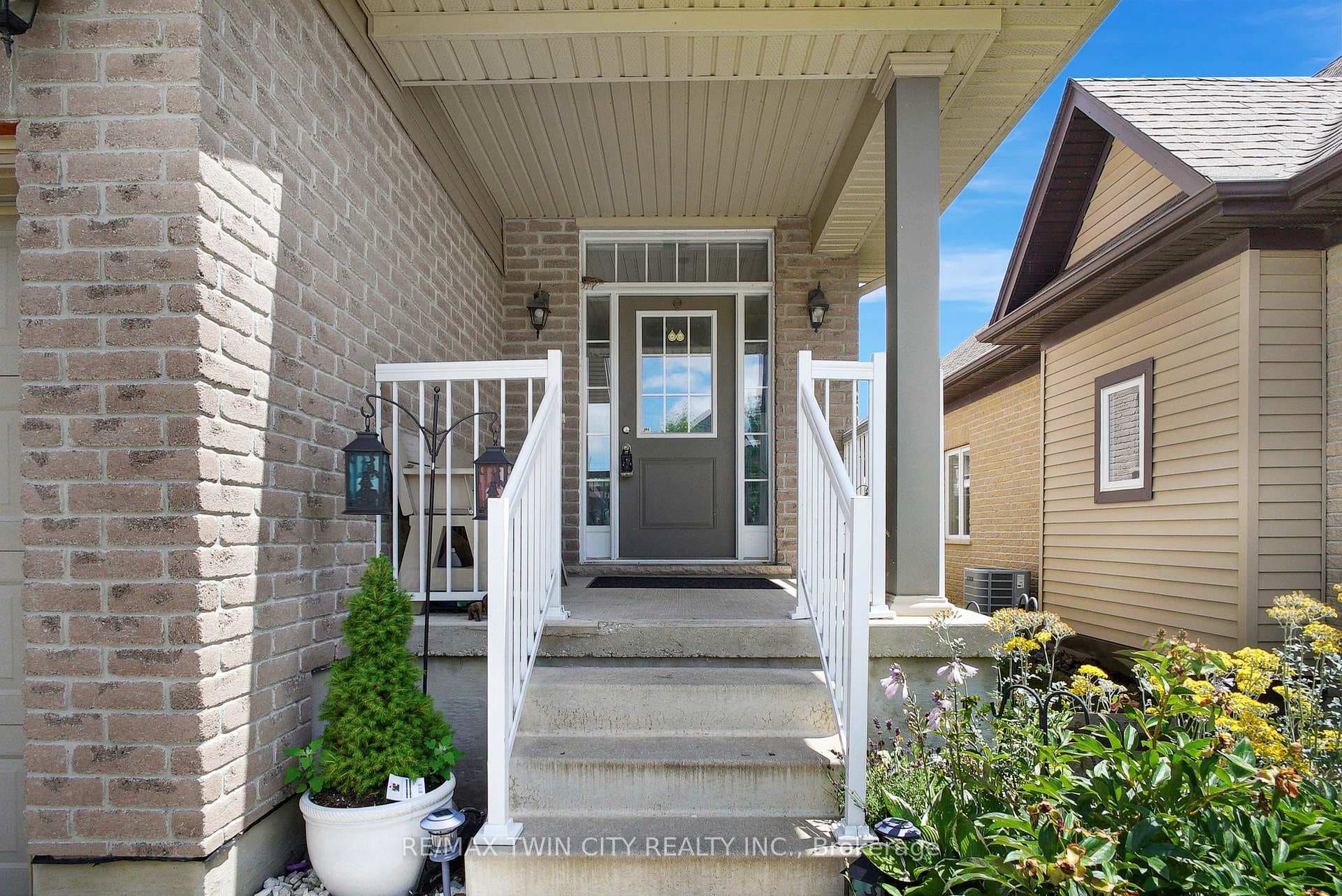 240 Watervale Crescent photo 3