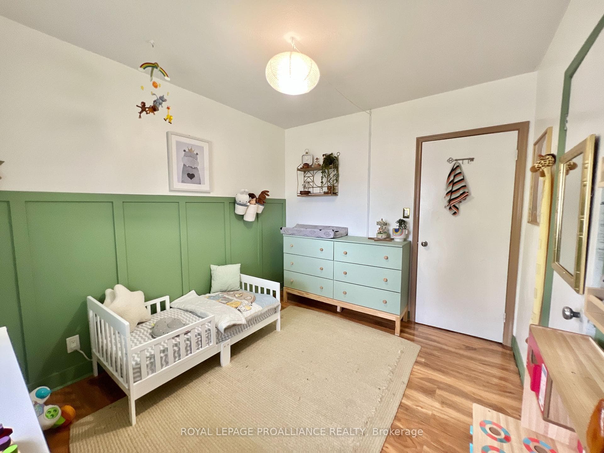 385 Dufferin Avenue photo 11